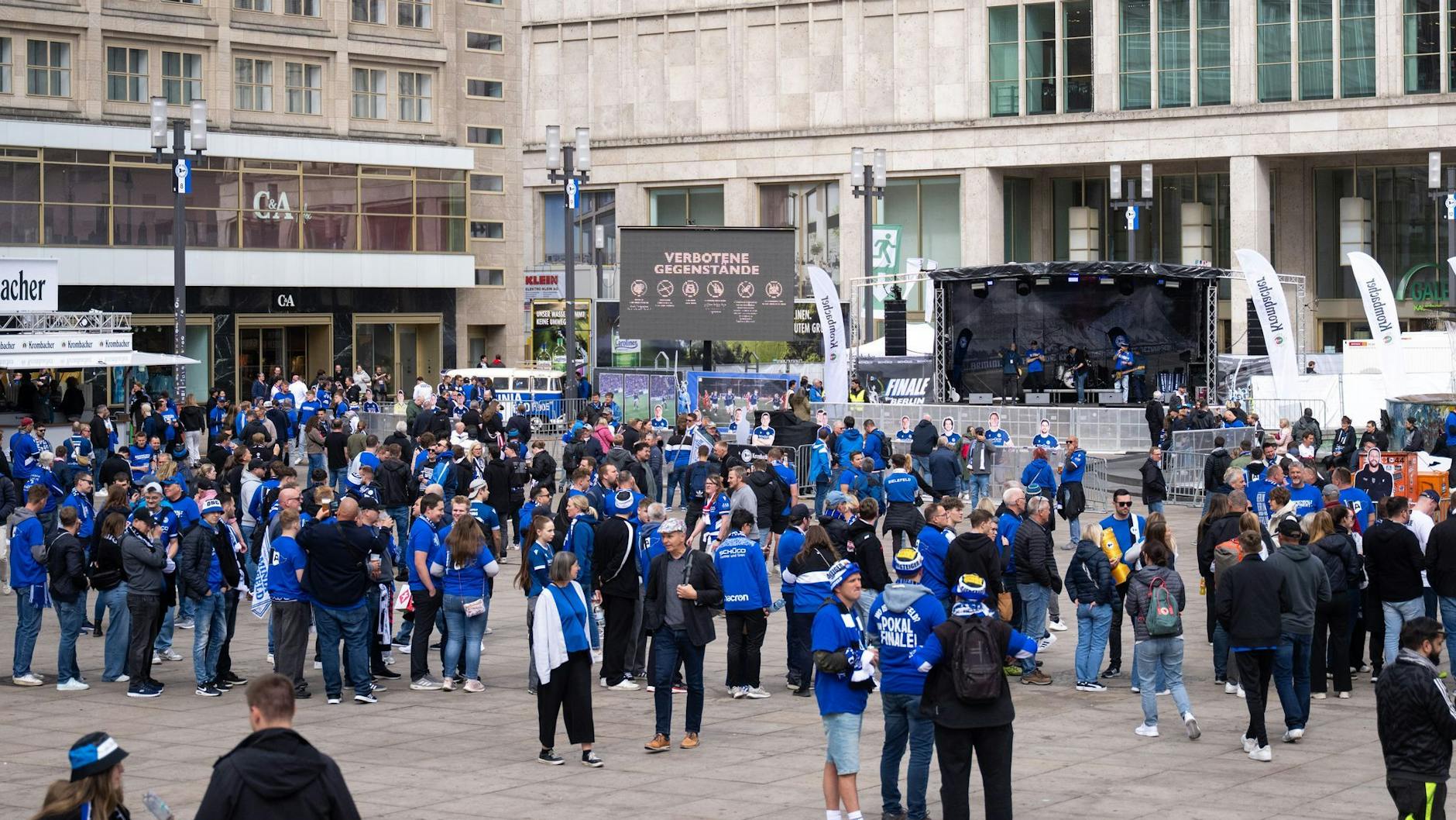 Bereits am Freitag startete das Bielefelder Fan-Fest auf dem Alexanderplatz.