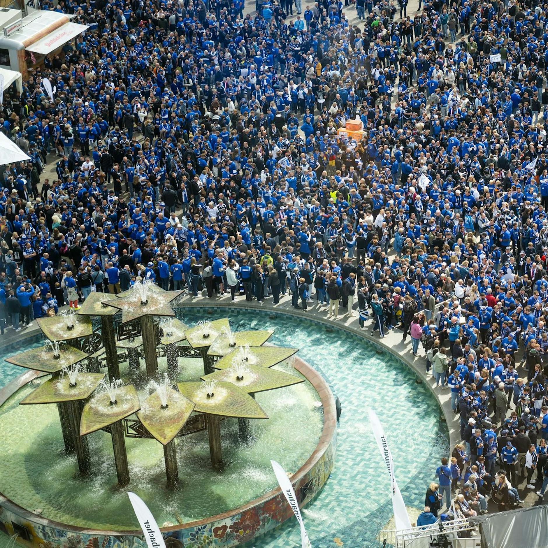 Blauer Alex, roter Kudamm! 15.000 Bielefeld-Fans feiern unterm Spargel