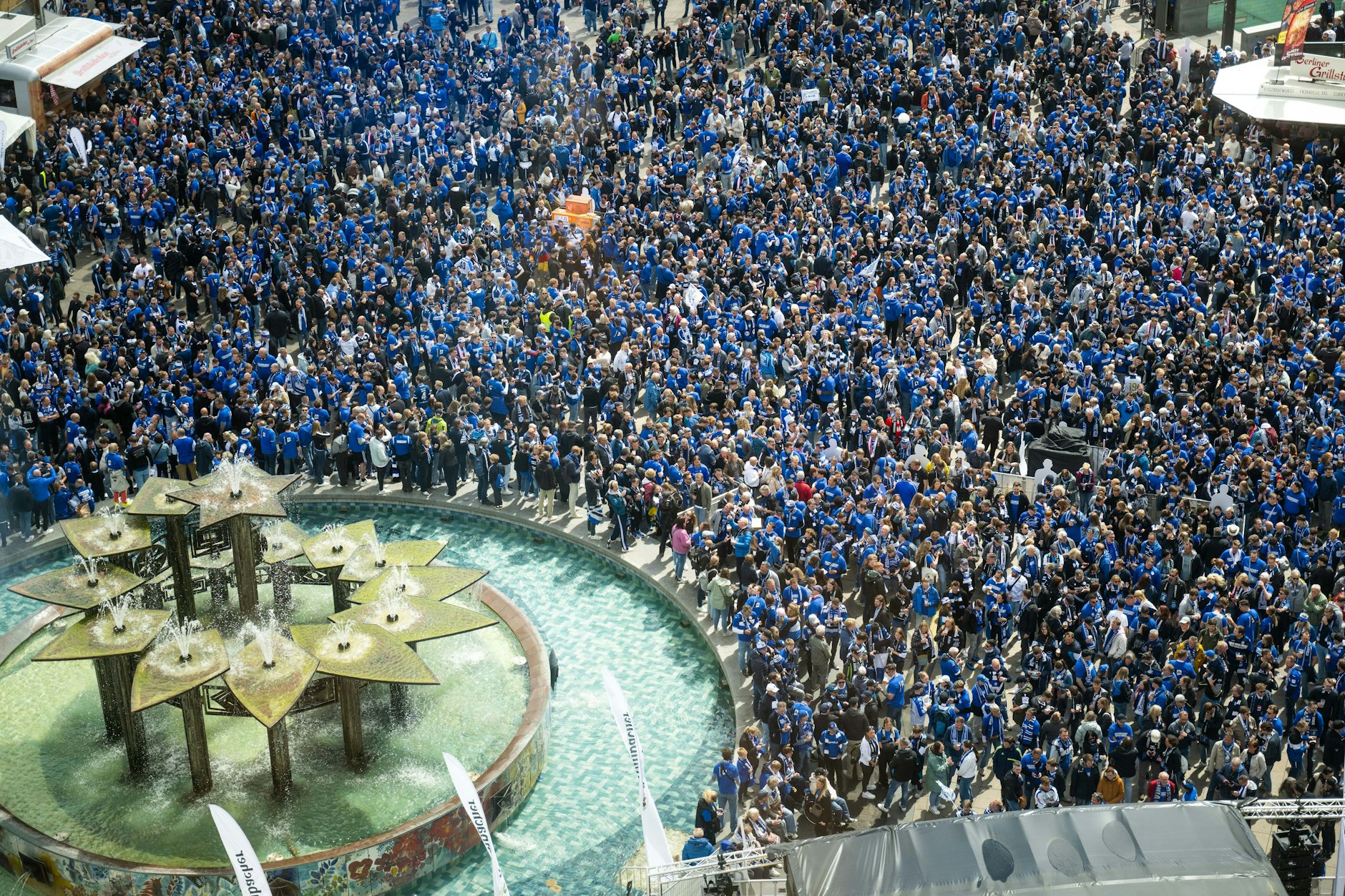 Bielefeld-Fans stehen beim Fanfest auf dem Alexanderplatz.