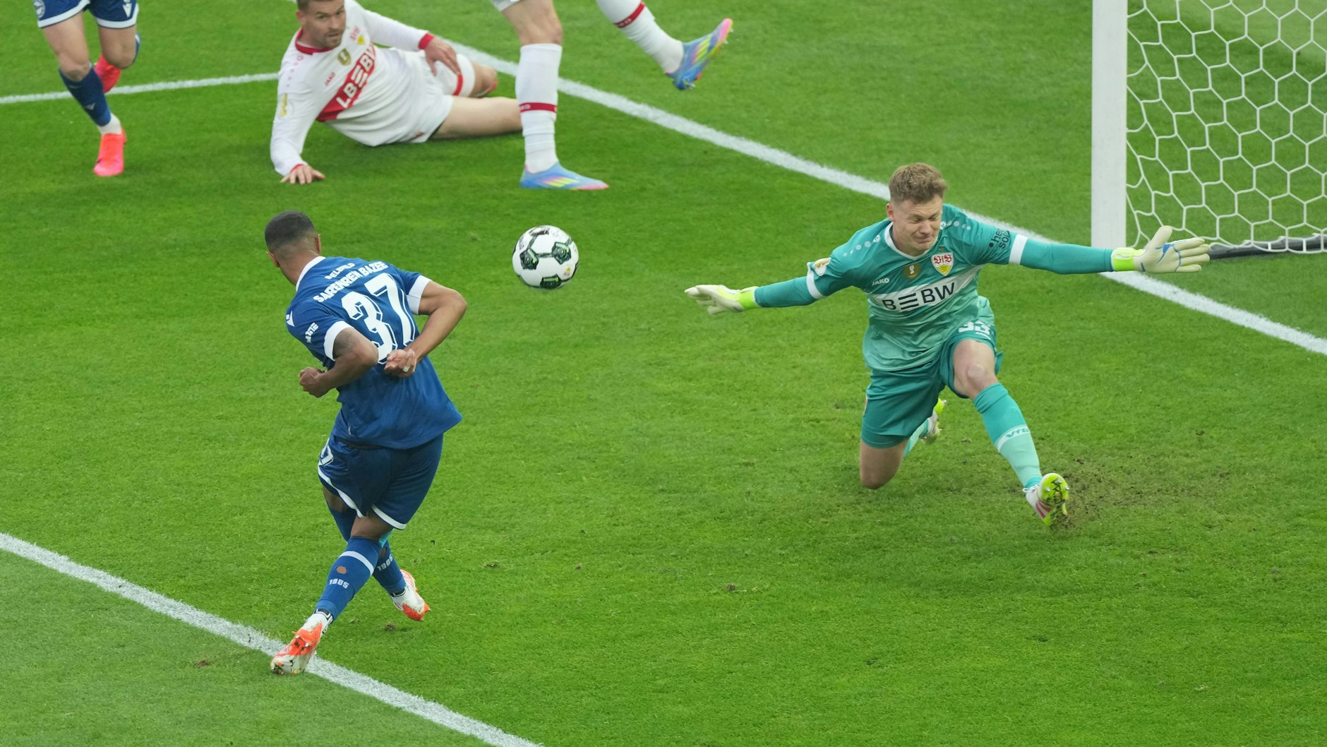 Der kapitale Fehlschuss von Noah Sarenren Bazee. Der Bielefelder schiebt die Kugel statt zur Führung vorbei am VfB-Keeper Alexander Nübel ins Tor nur an die Latte des Stuttgarter Tores.