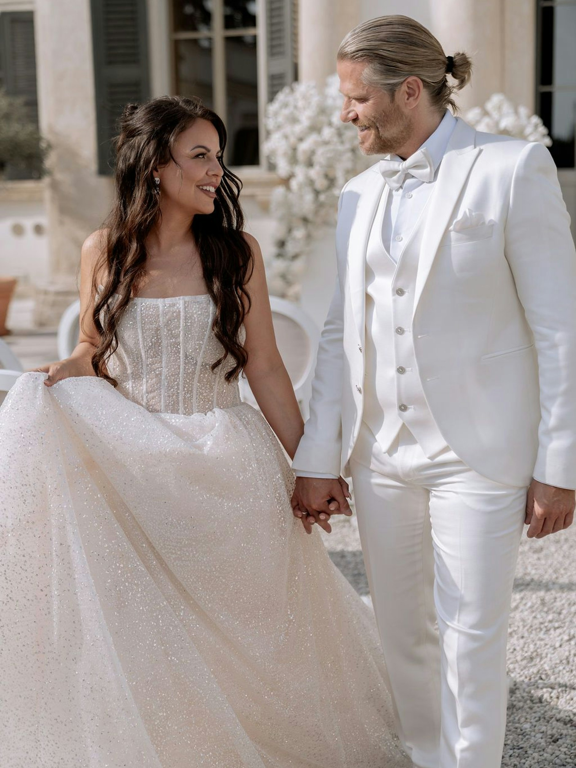 Auf weiteren Fotos posieren Paul und Anna sogar als Hochzeitspaar.