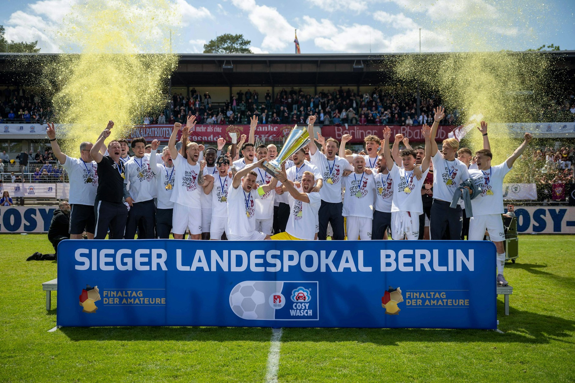 So sehen Sieger aus! Dynamos Spieler haben den Pott und jubelten beim Gruppenfoto.