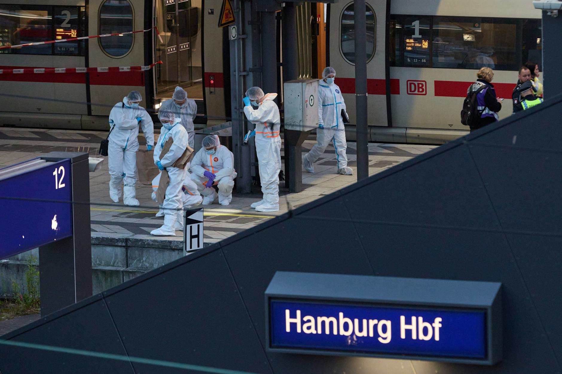 23.05.2025, Hamburg: Polizei und Spurensicherung im Einsatz nahe des Tatorts. Bei einem Messerangriff im Hamburger Hauptbahnhof sind mehrere Menschen schwer verletzt worden.