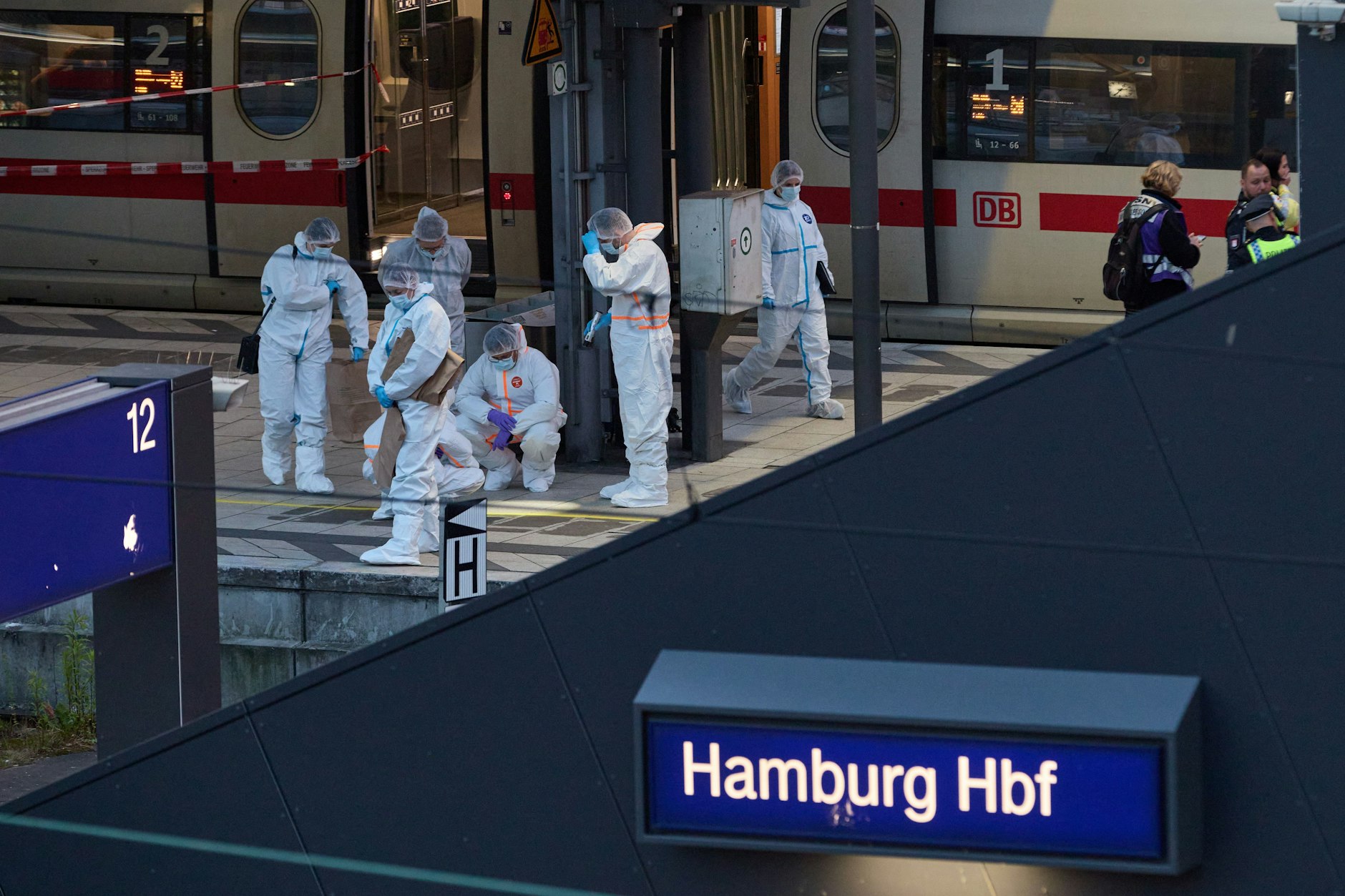 23.05.2025, Hamburg: Polizei und Spurensicherung im Einsatz nahe des Tatorts. Bei einem Messerangriff im Hamburger Hauptbahnhof sind mehrere Menschen schwer verletzt worden.