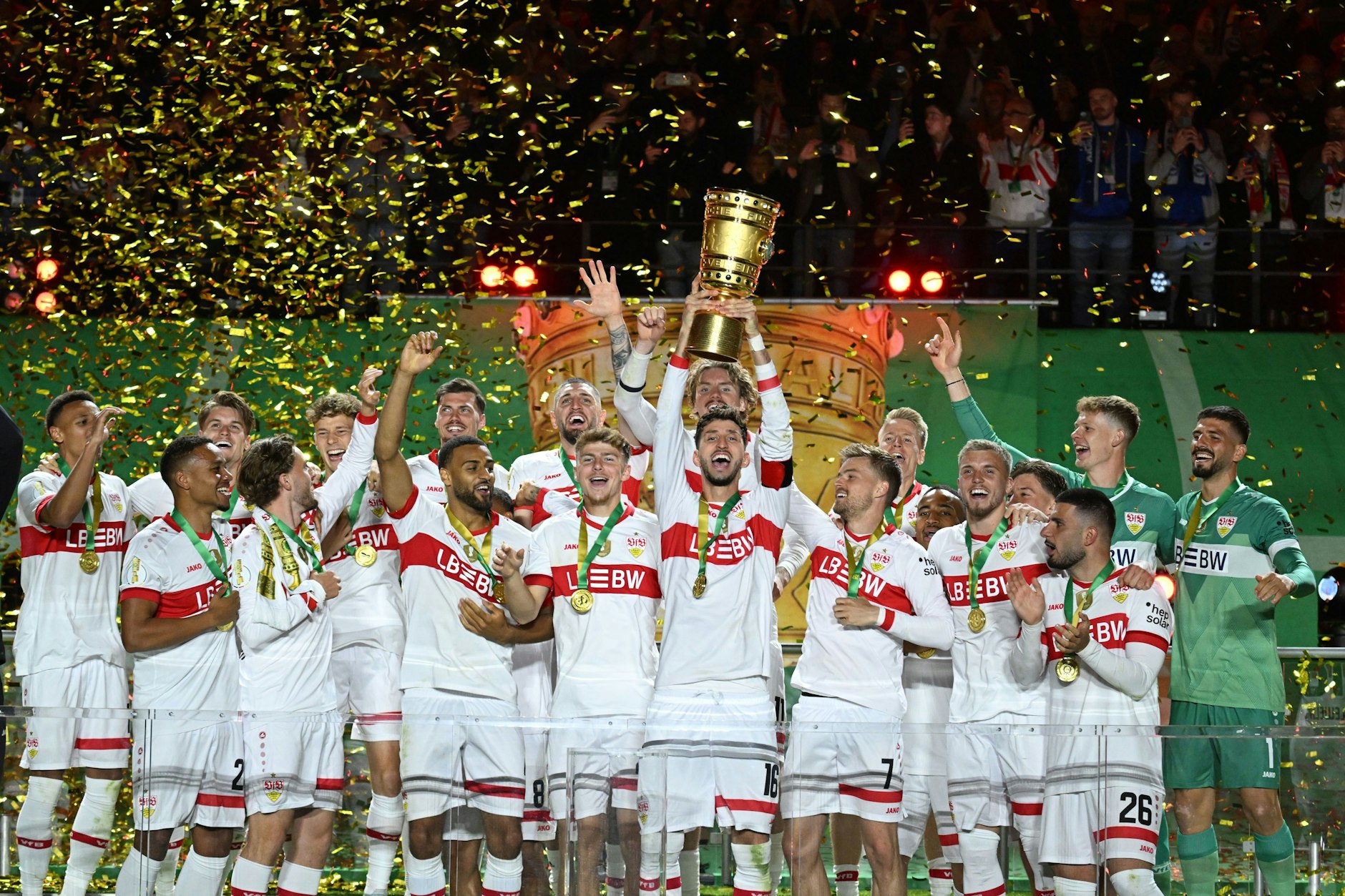 Stuttgarts Kaoitän Atakan Karazor stemmt die Trophäe bei der Siegerehrung.