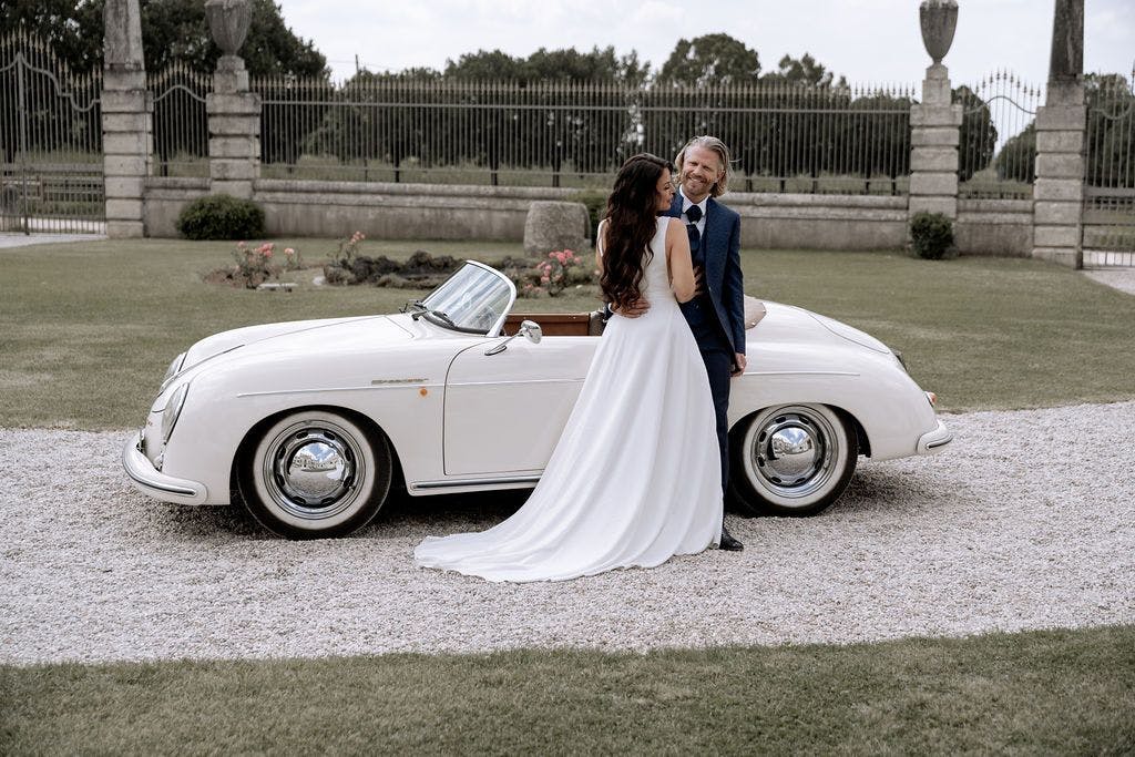 Paul und Anna vor einer traumhaften Kulisse in Italien.