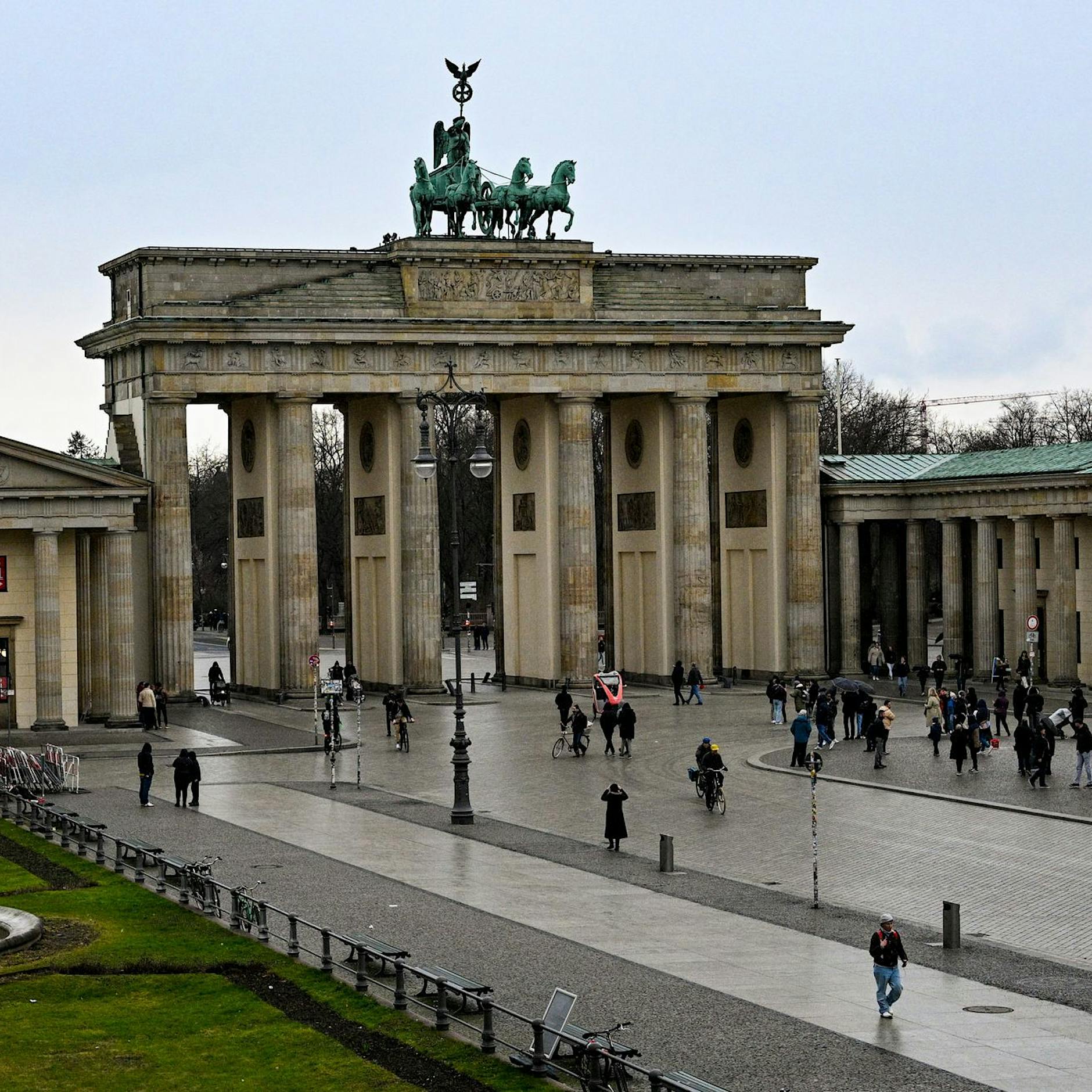 Pokalfinale und Demos ohne Ende - am Samstag wird es eng in Berlin