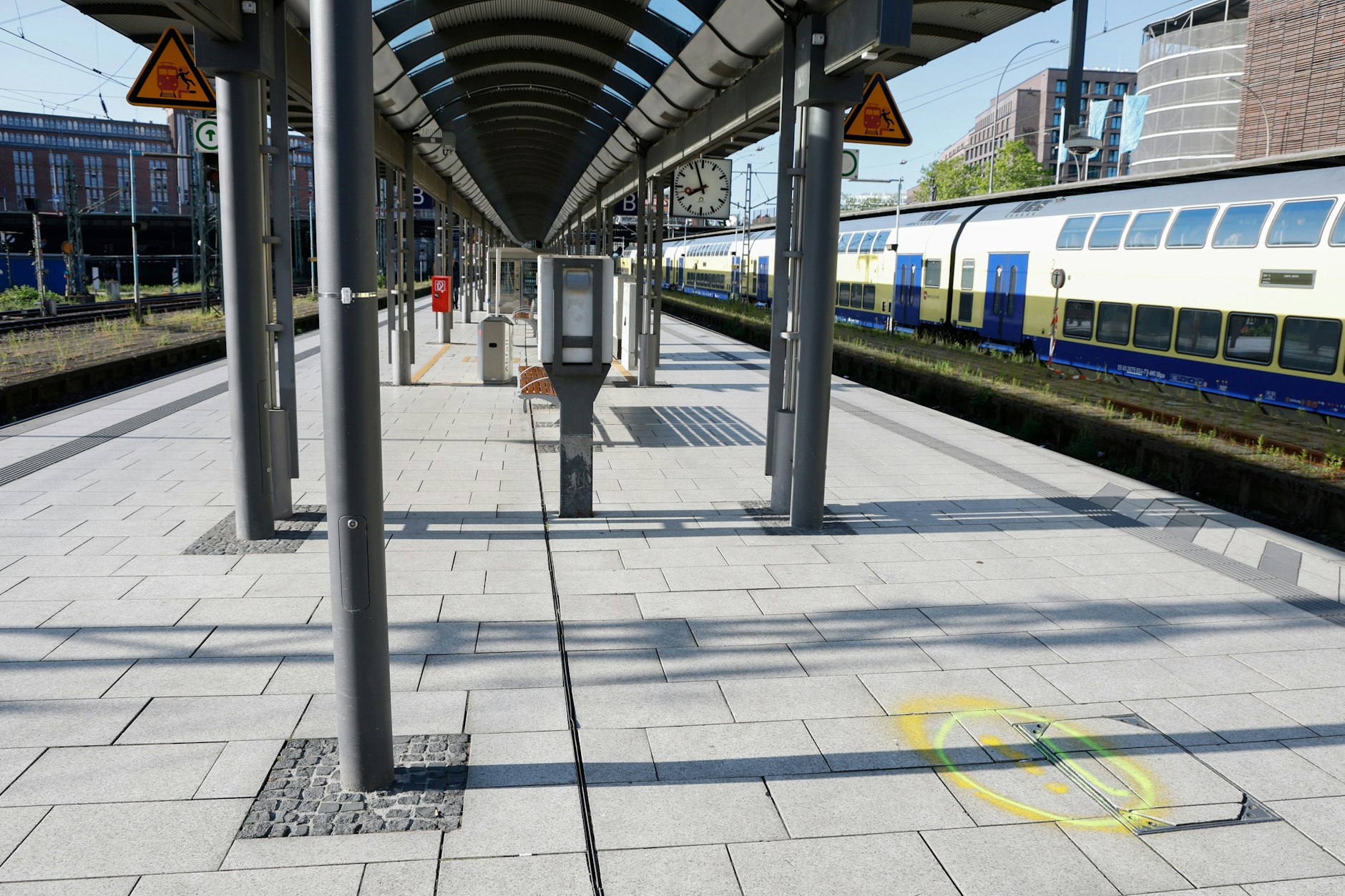 Markierungen auf dem Bahnsteig zwischen den Gleisen 11 und 12 nach dem Messerangriff einer 39-Jährigen.