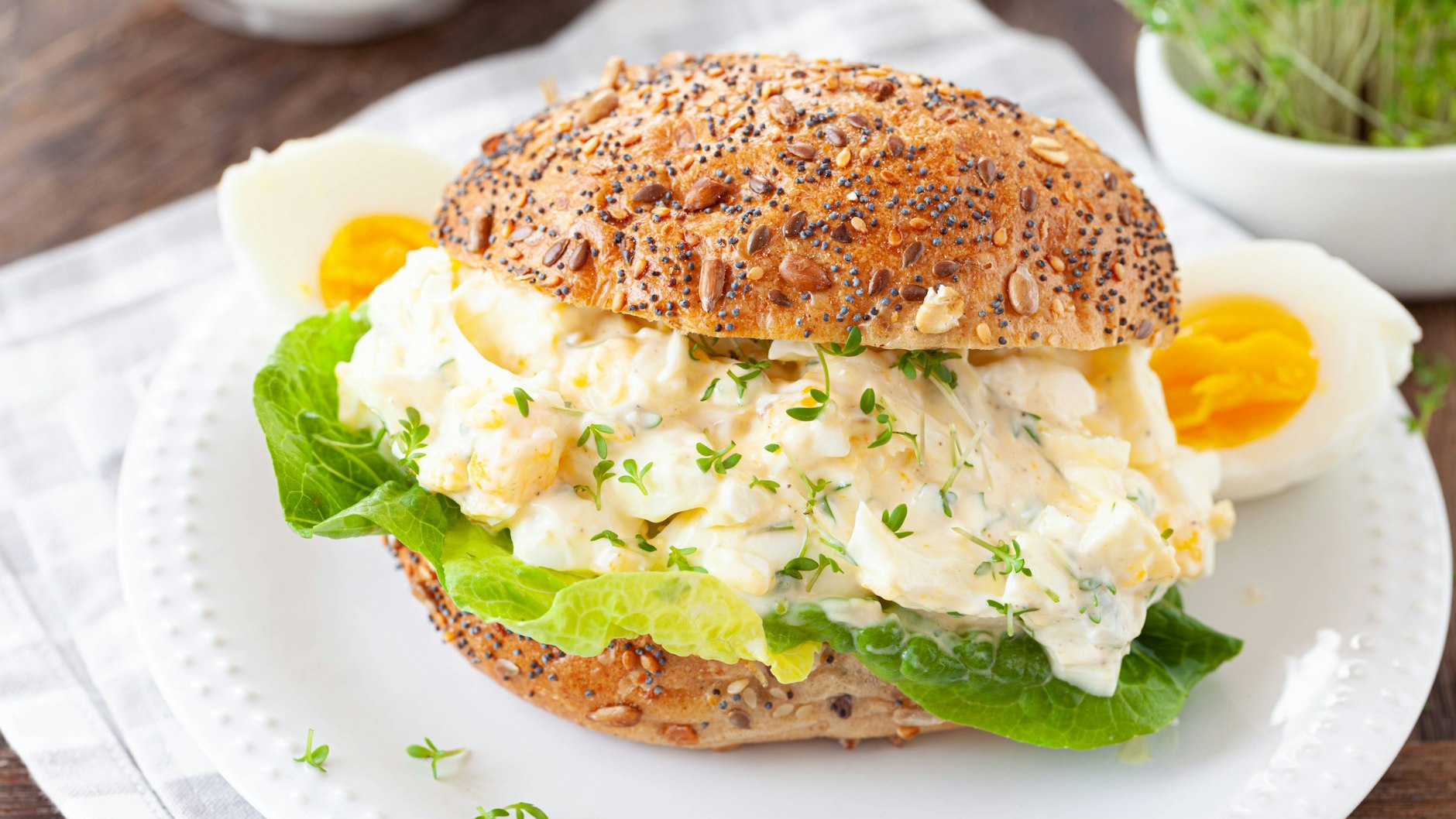Als leckerer Aufstrich auf dem Brötchen oder der Stulle ist der Eiersalat besonders köstlich.
