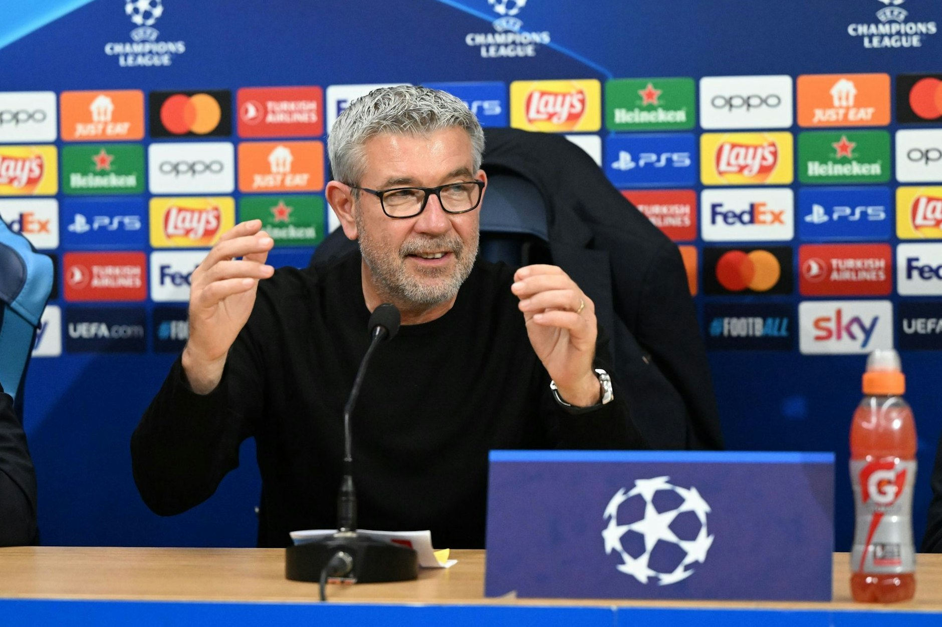 Urs Fischer gestikuliert als Trainer des 1. FC Union vor der Sponsorenwand in der Champions League im November 2023. Künftig wird er es vor den Logos der Sponsoren es 1. FC Köln tun.