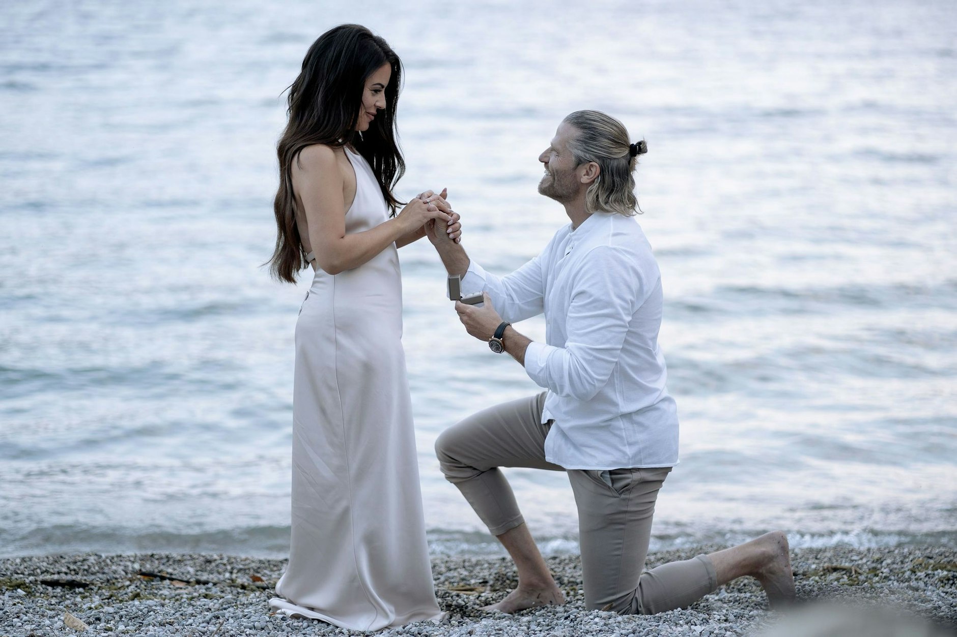 Paul Janke beim Heiratsantrag mit Anna Victoria Reiser.