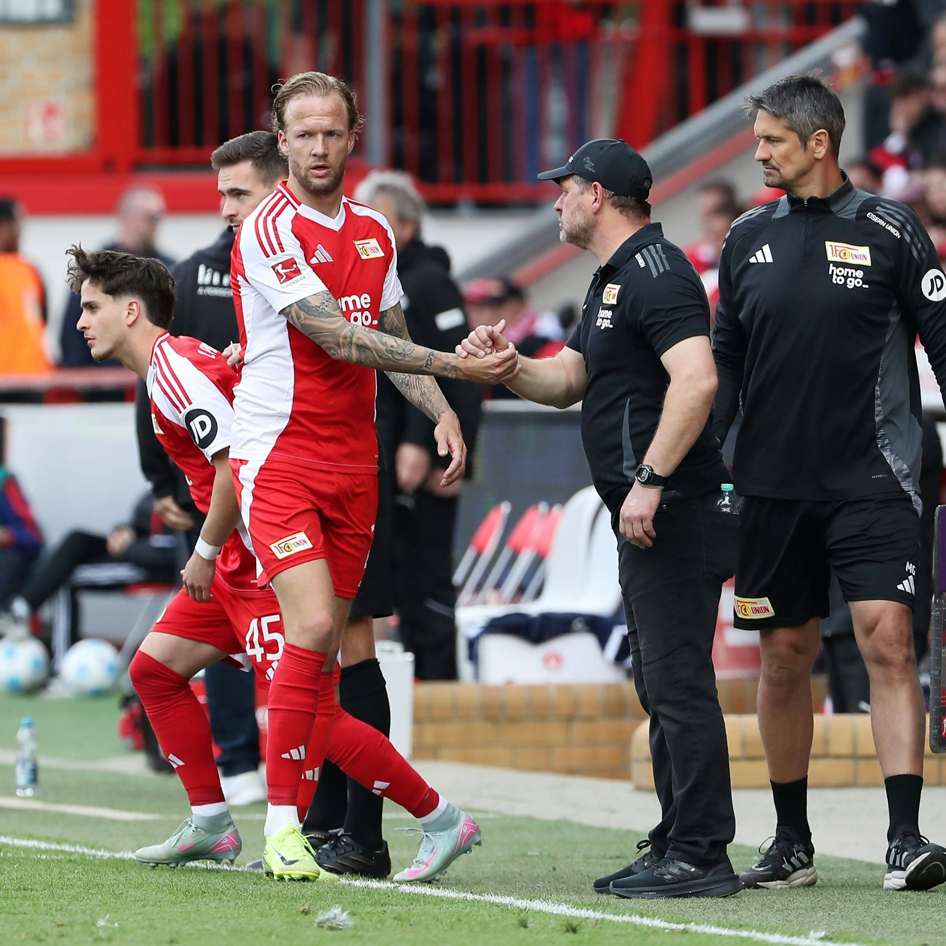 Ein Handschlag ohne Blickkontakt! Kevin Vogt und Union-Trainer Steffen Baugart.