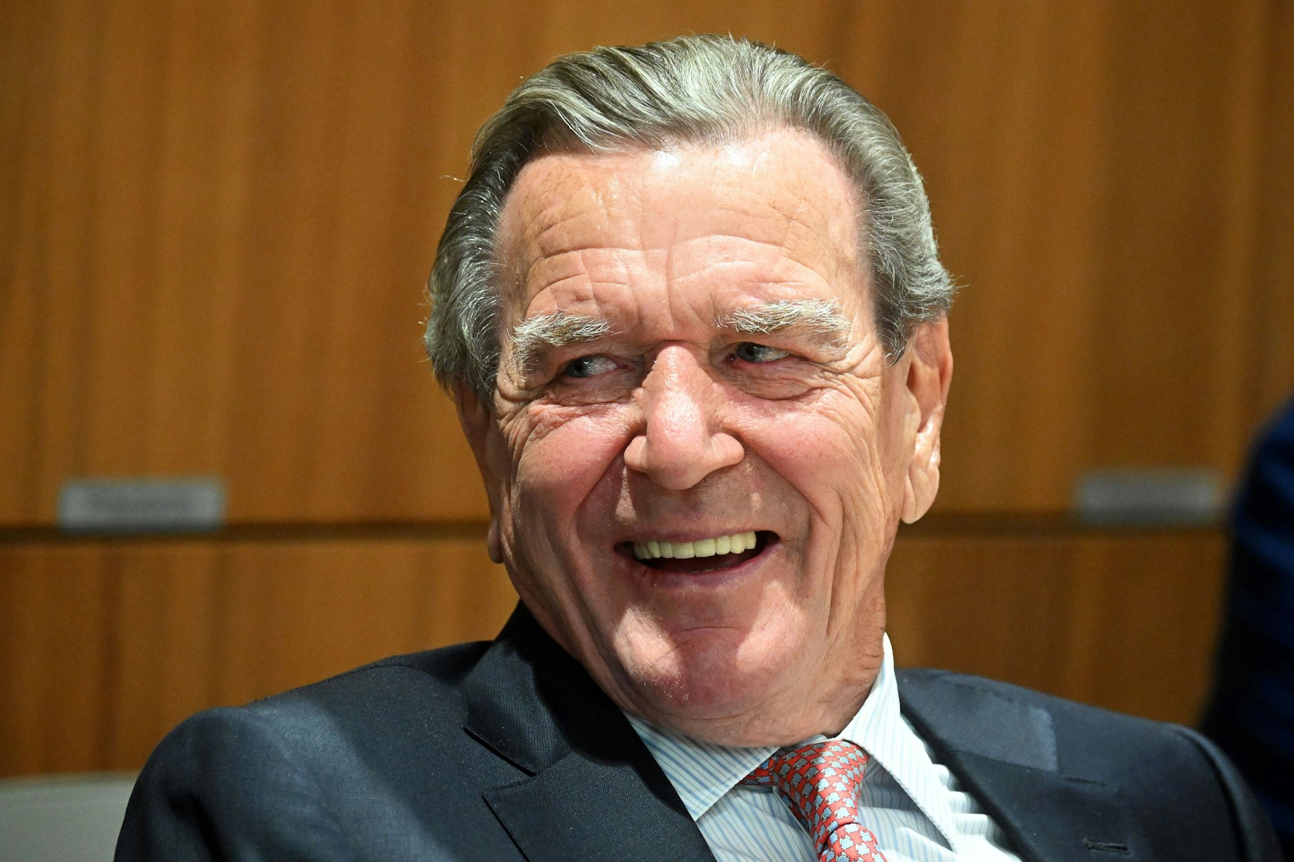 20.05.2025, Niedersachsen, Hannover: Gerhard Schröder, ehemaliger Bundeskanzler, während der Sitzung des Niedersächsischen Landtags