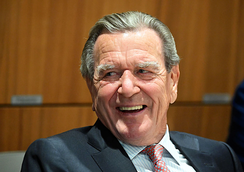 20.05.2025, Niedersachsen, Hannover: Gerhard Schröder, ehemaliger Bundeskanzler, während der Sitzung des Niedersächsischen Landtags
