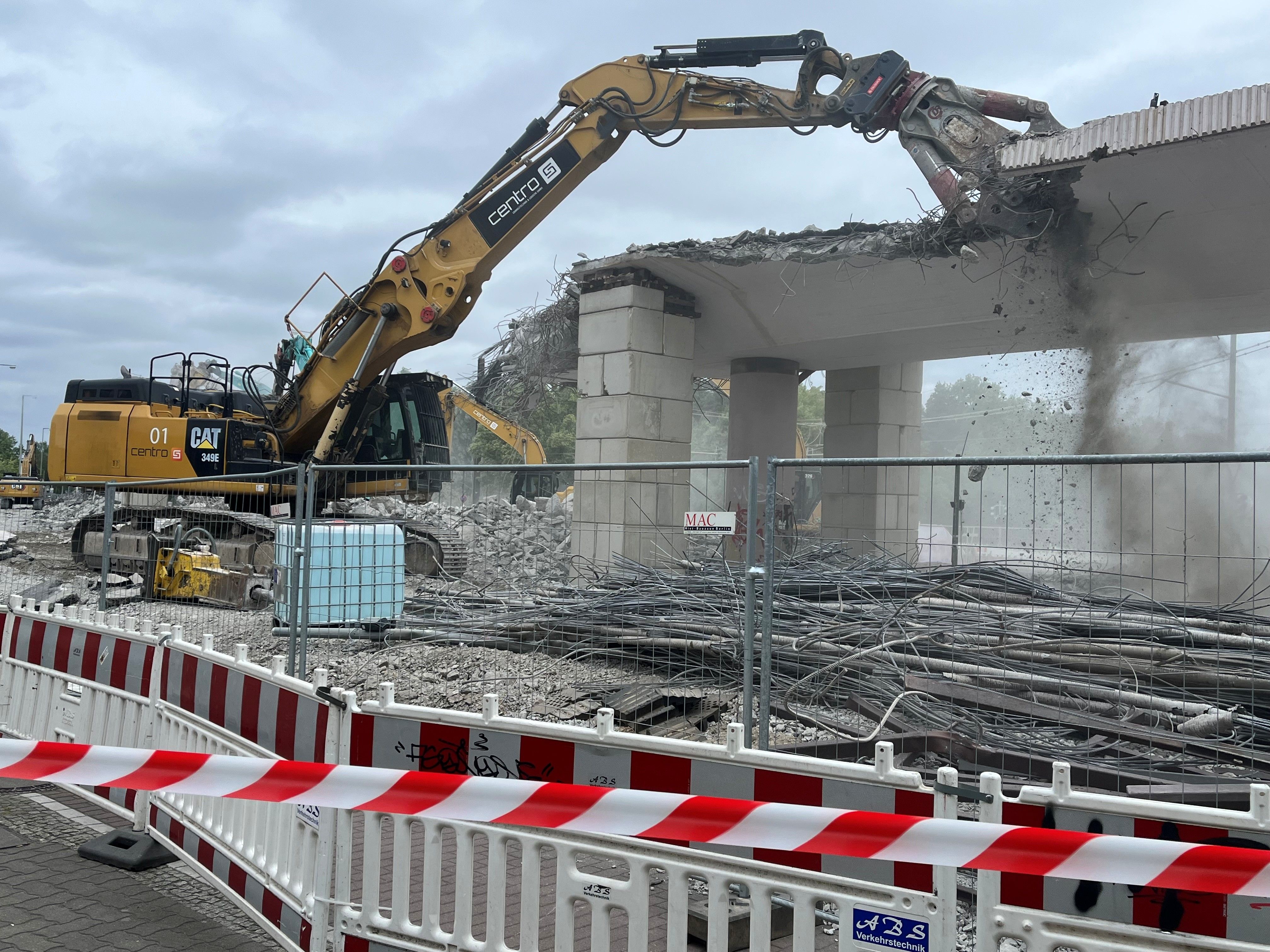 Oberschöneweide: So schnell geht der Abriss der Bröckelbrücke an der Wuhlheide voran