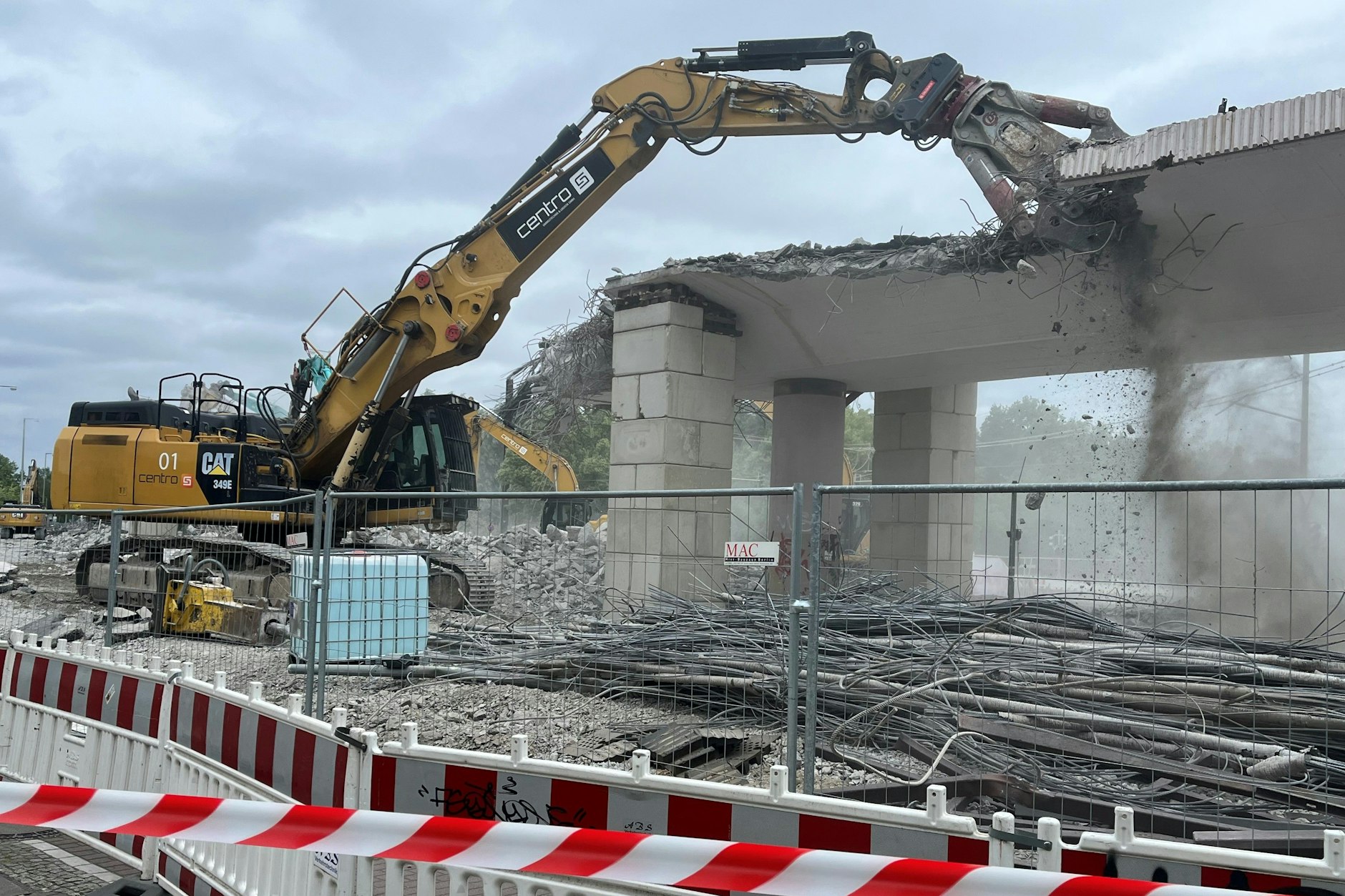 Die Abrissarbeiten gehen voran: Stück für Stück verschwindet die erst vor 40 Jahren fertiggestellte Brücke an der Wuhlheide im Bezirk Treptow-Köpenick.