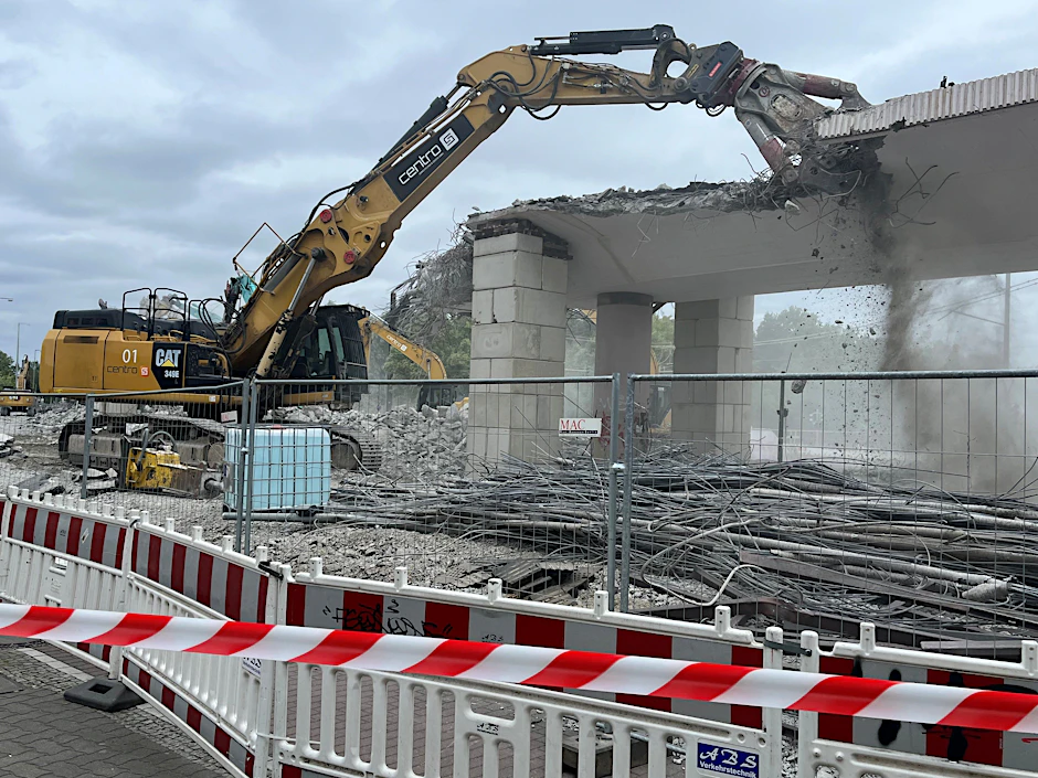 Die Abrissarbeiten gehen voran: Stück für Stück verschwindet die erst vor 40 Jahren fertiggestellte Brücke an der Wuhlheide im Bezirk Treptow-Köpenick.