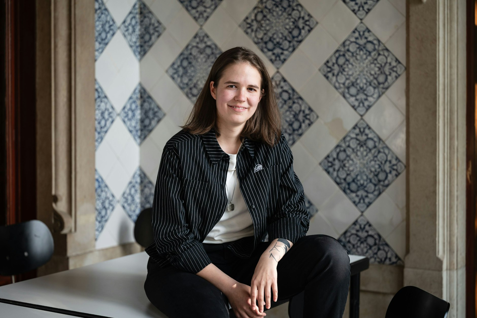 Die Gewinnerin des Alfred-Döblin-Preises 2025, Sophia Merwald, posiert im Literarischen Colloquium Berlin für die Berliner Zeitung.