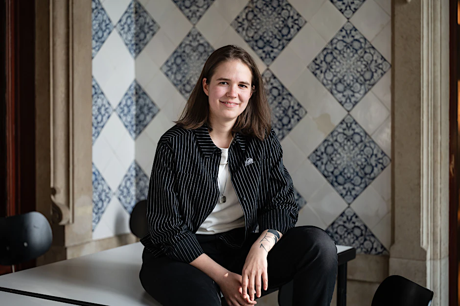 Die Gewinnerin des Alfred-Döblin-Preises 2025, Sophia Merwald, posiert im Literarischen Colloquium Berlin für die Berliner Zeitung.