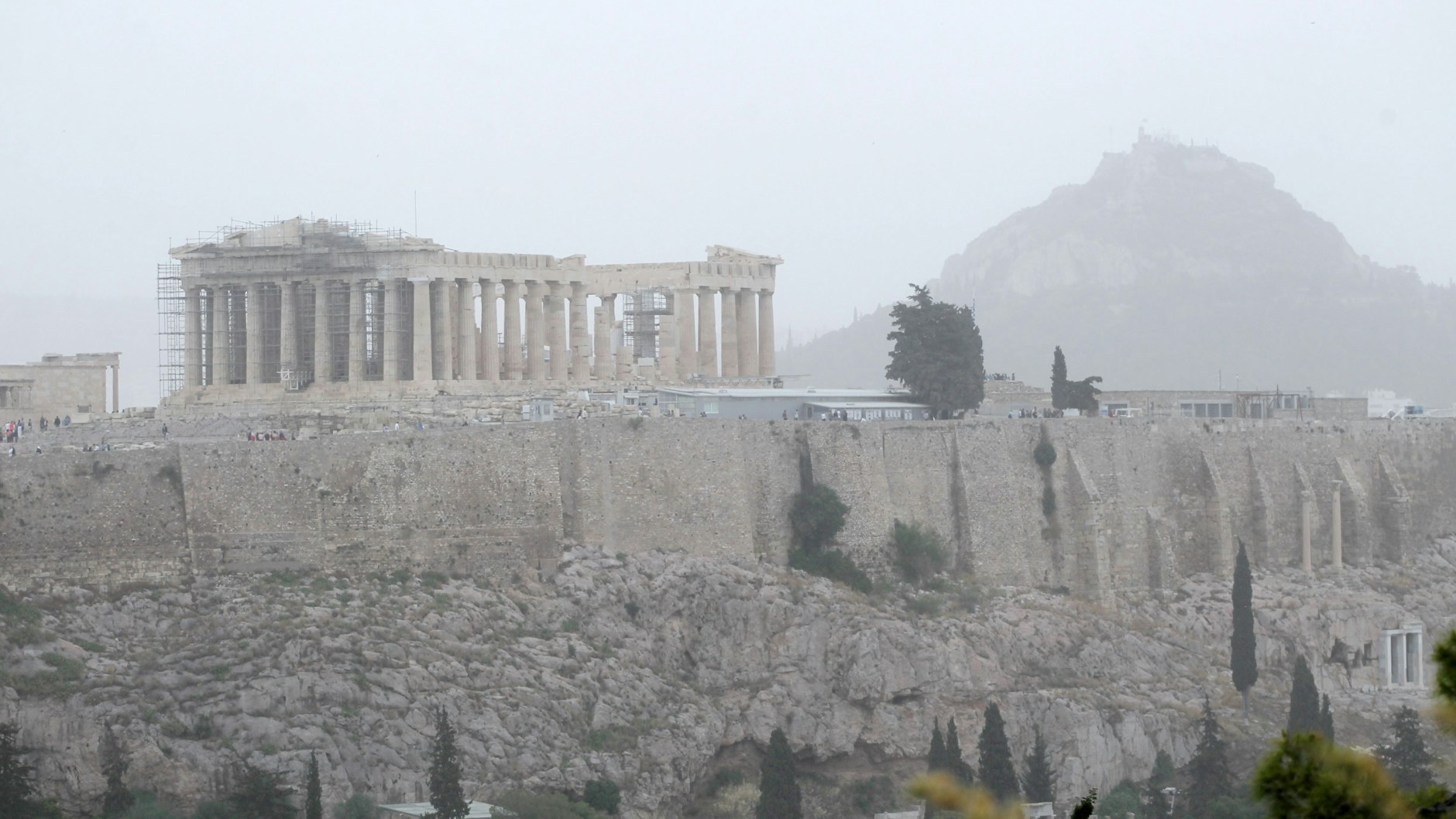 Dichter Feinstaub aus der Sahara schwebt über der griechischen archäologischen Stätte in Athen.