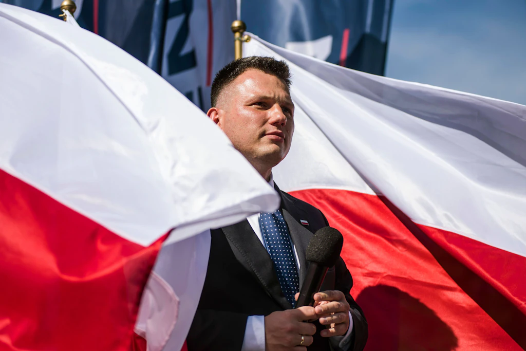 Bier und Wahlkampf in Polen: Sikorski und Trzaskowski stoßen mit Rechtsextremist Mentzen an