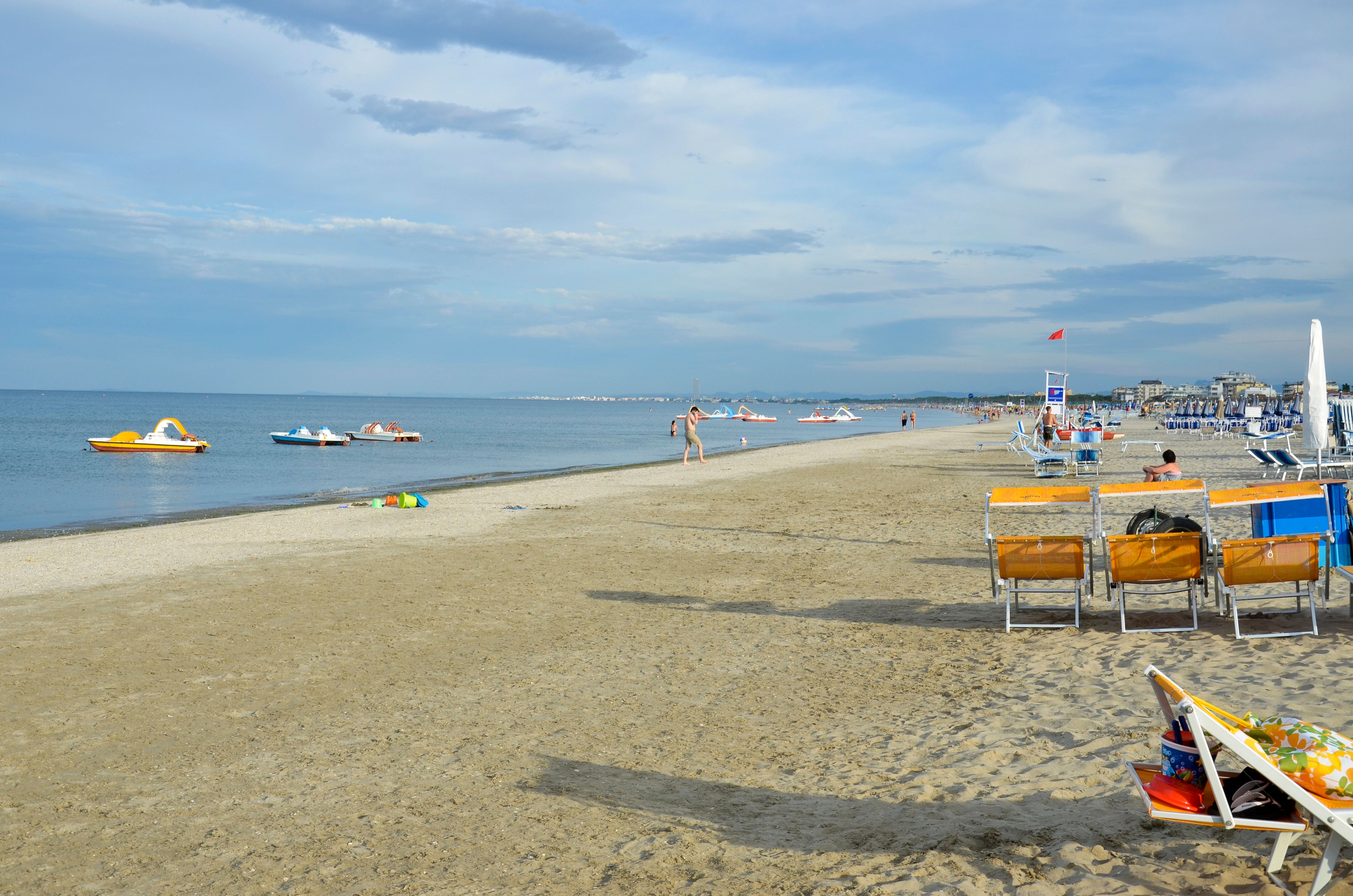 Frau (66) am Strand von Planierraupe überrollt und getötet