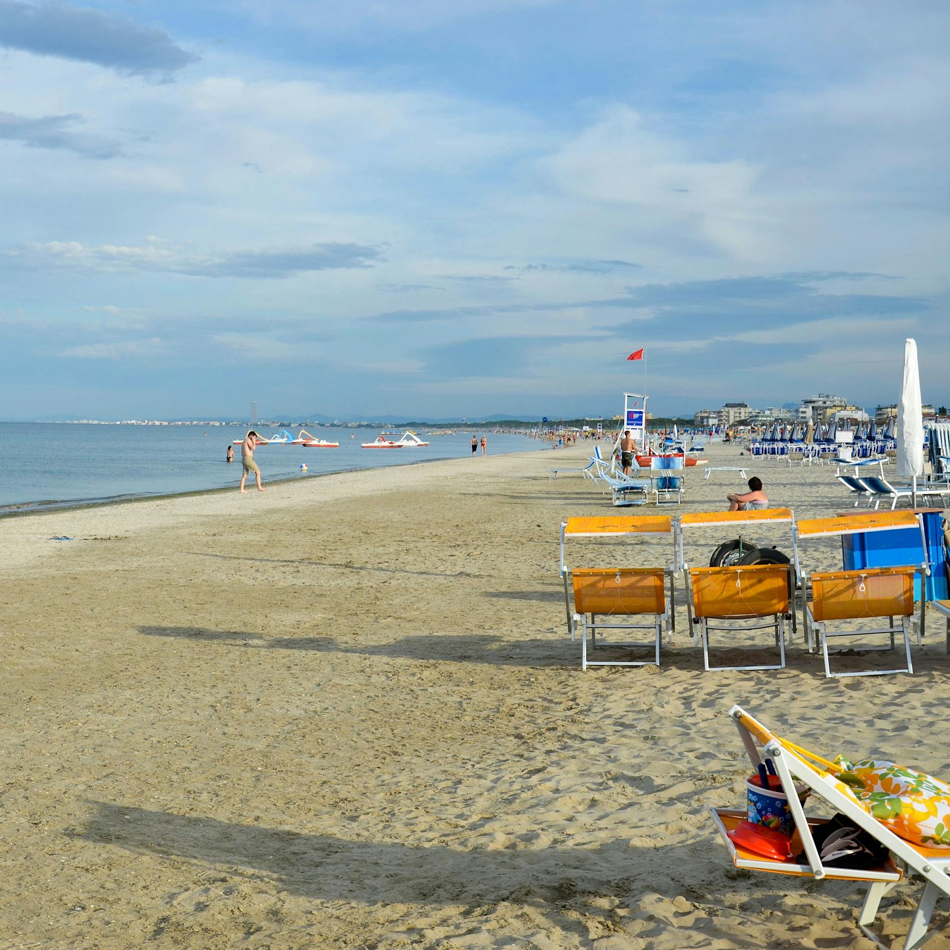 Frau (66) am Strand von Planierraupe überrollt und getötet