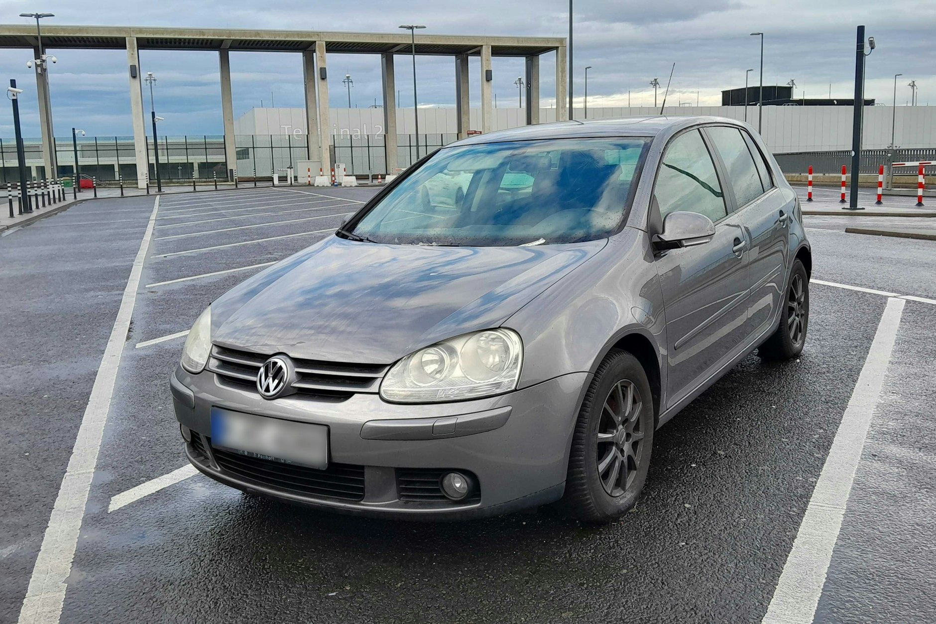 Über ein Jahr stand der graue VW Golf auf dem Kurzzeitparkplatz des Berliner Flughafens BER.