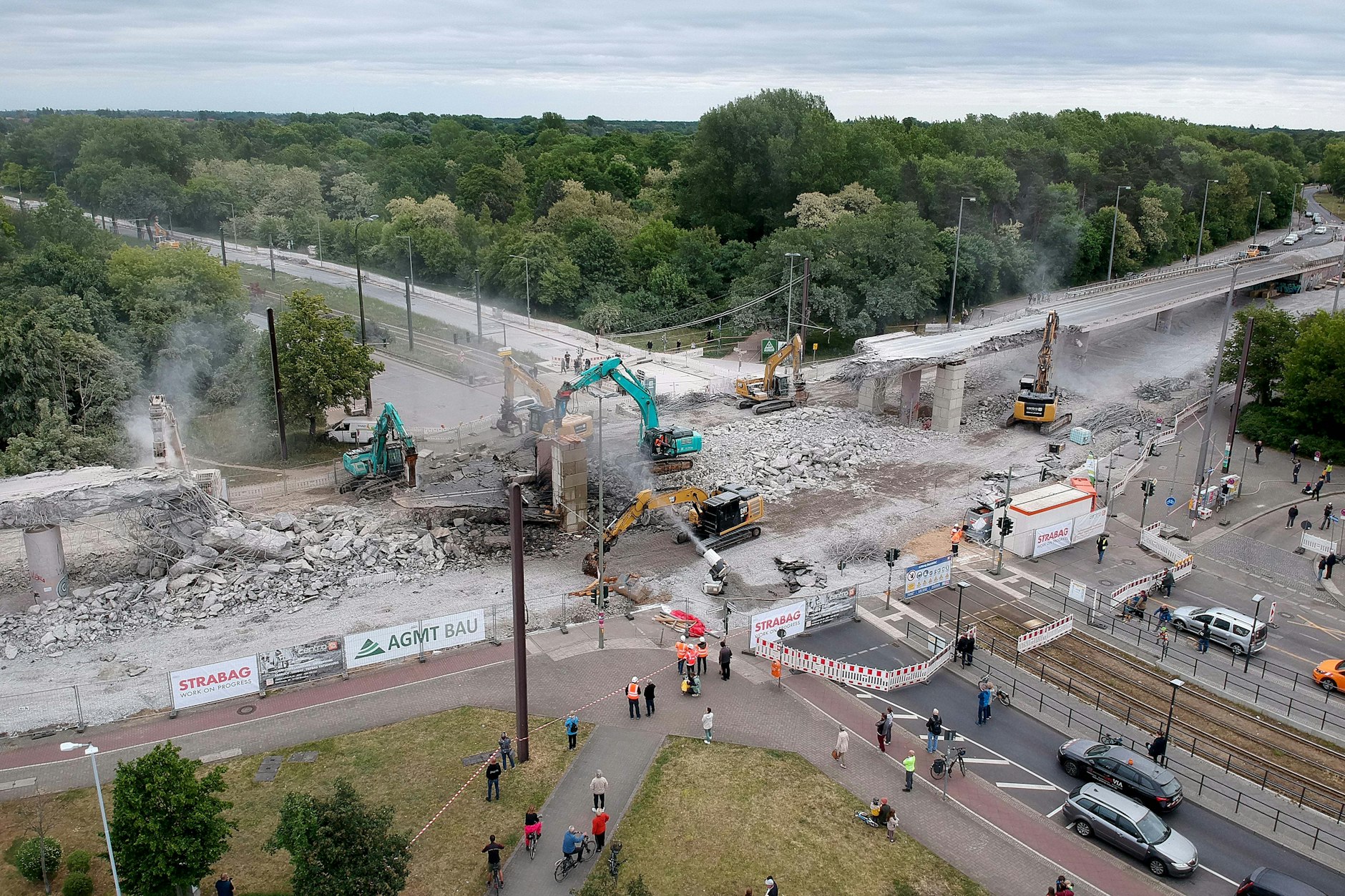 Die marode Brücke An der Wuhlheide wird abgerissen, das Mittelteil wurde schon im Laufe des Sonntags zertrümmert.