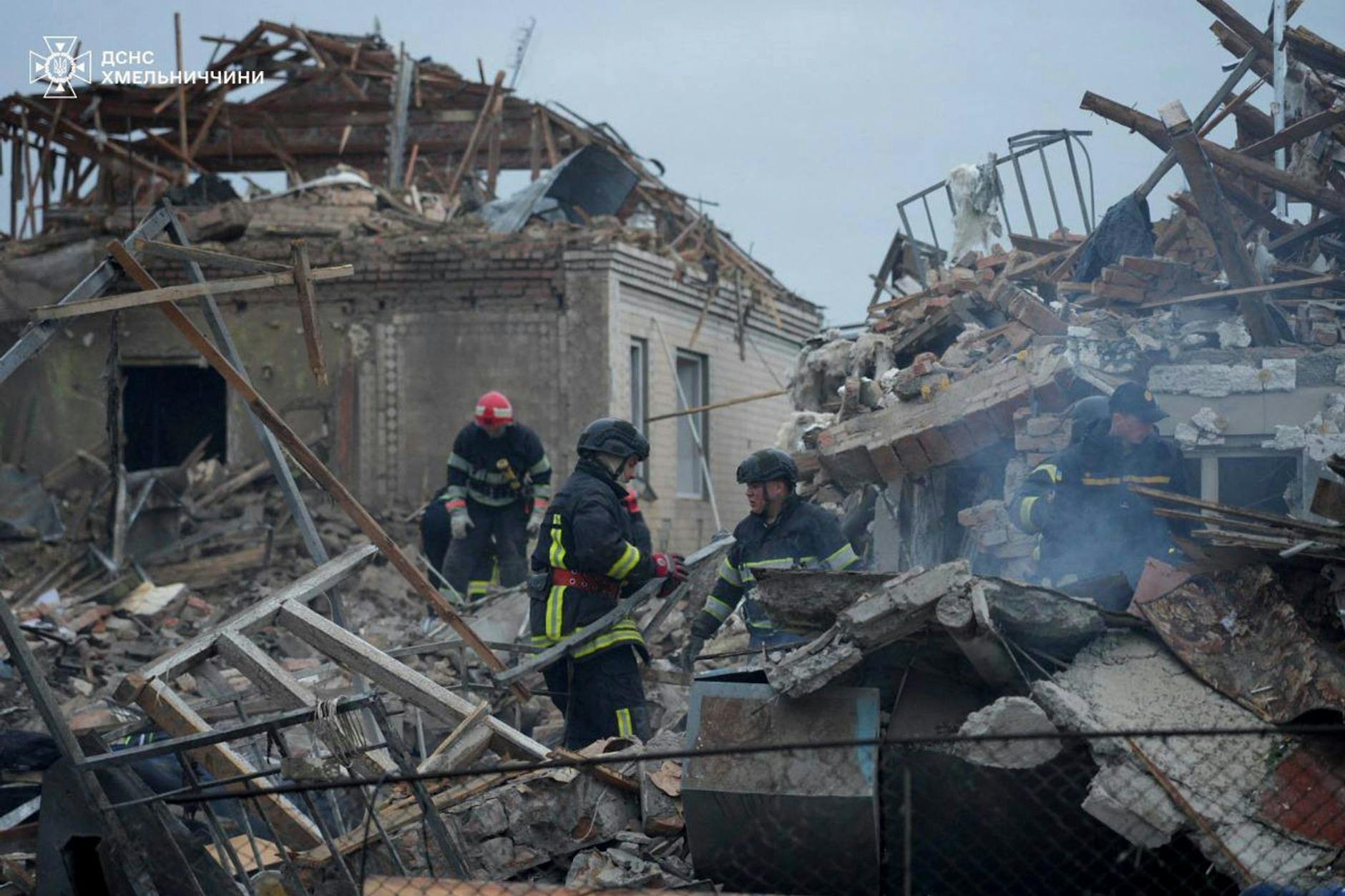 Nach einem russischen Angriff suchen ukrainische Feuerwehrleute in der Region Chmelnyzkyj nach Opfern.