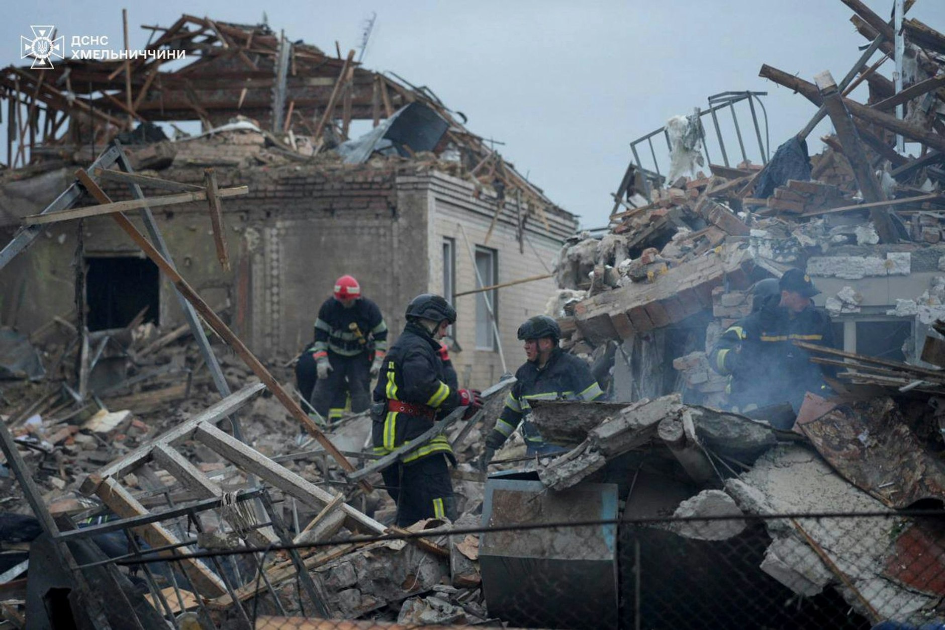Nach einem russischen Angriff suchen ukrainische Feuerwehrleute in der Region Chmelnyzkyj nach Opfern. 