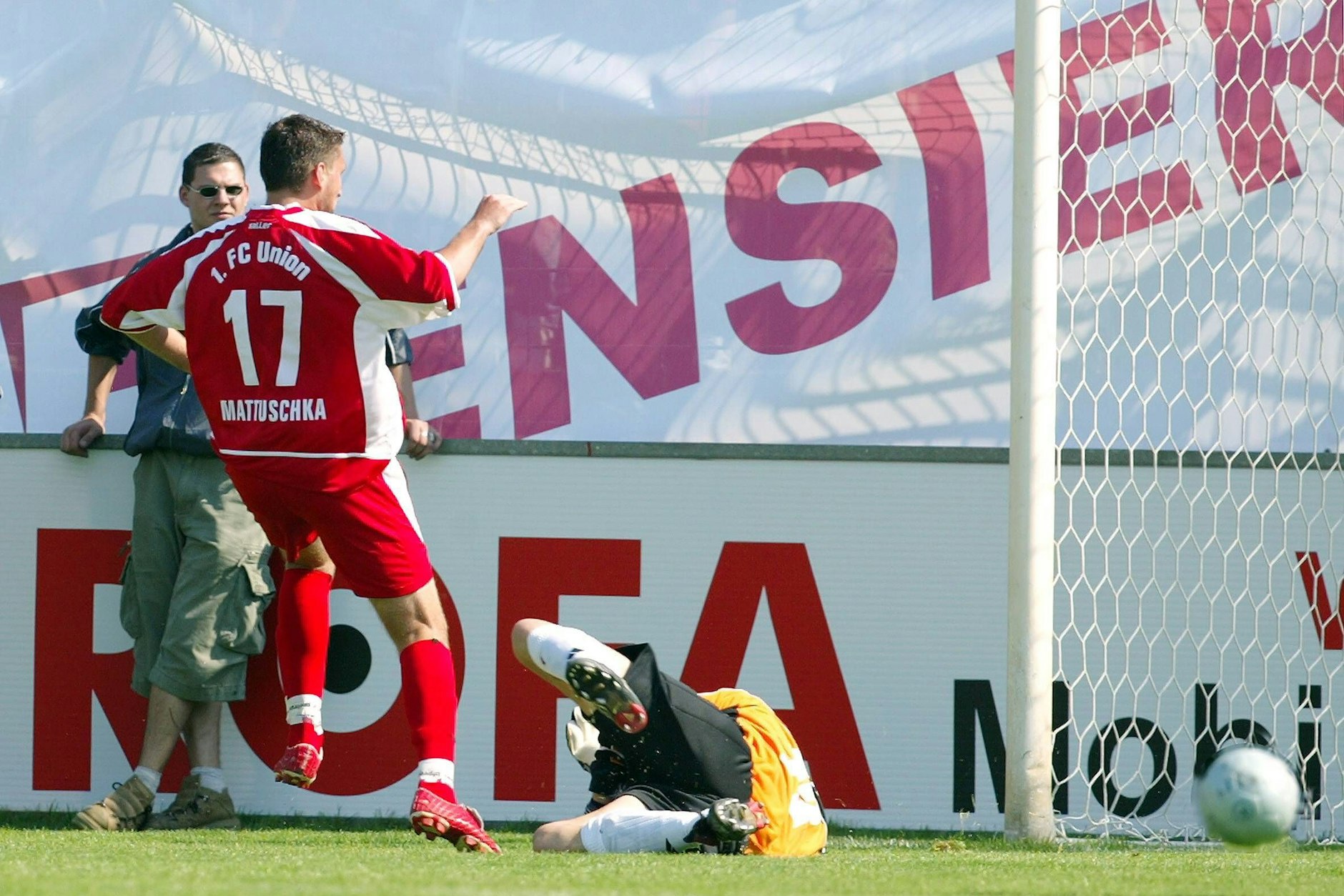 Unions Torsten Mattuschka überwindet beim legendären 8:0 über den BFC Dynamo-Torwart Dirk Brändike zum 2:0