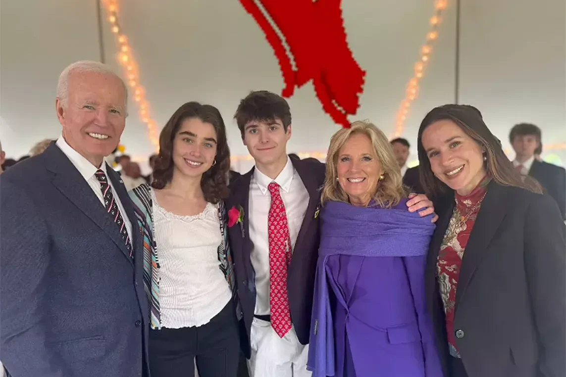 Der ehemalige US-Präsident Joe Biden mit seiner Familie bei der Abschlussfeier seines Eknels.