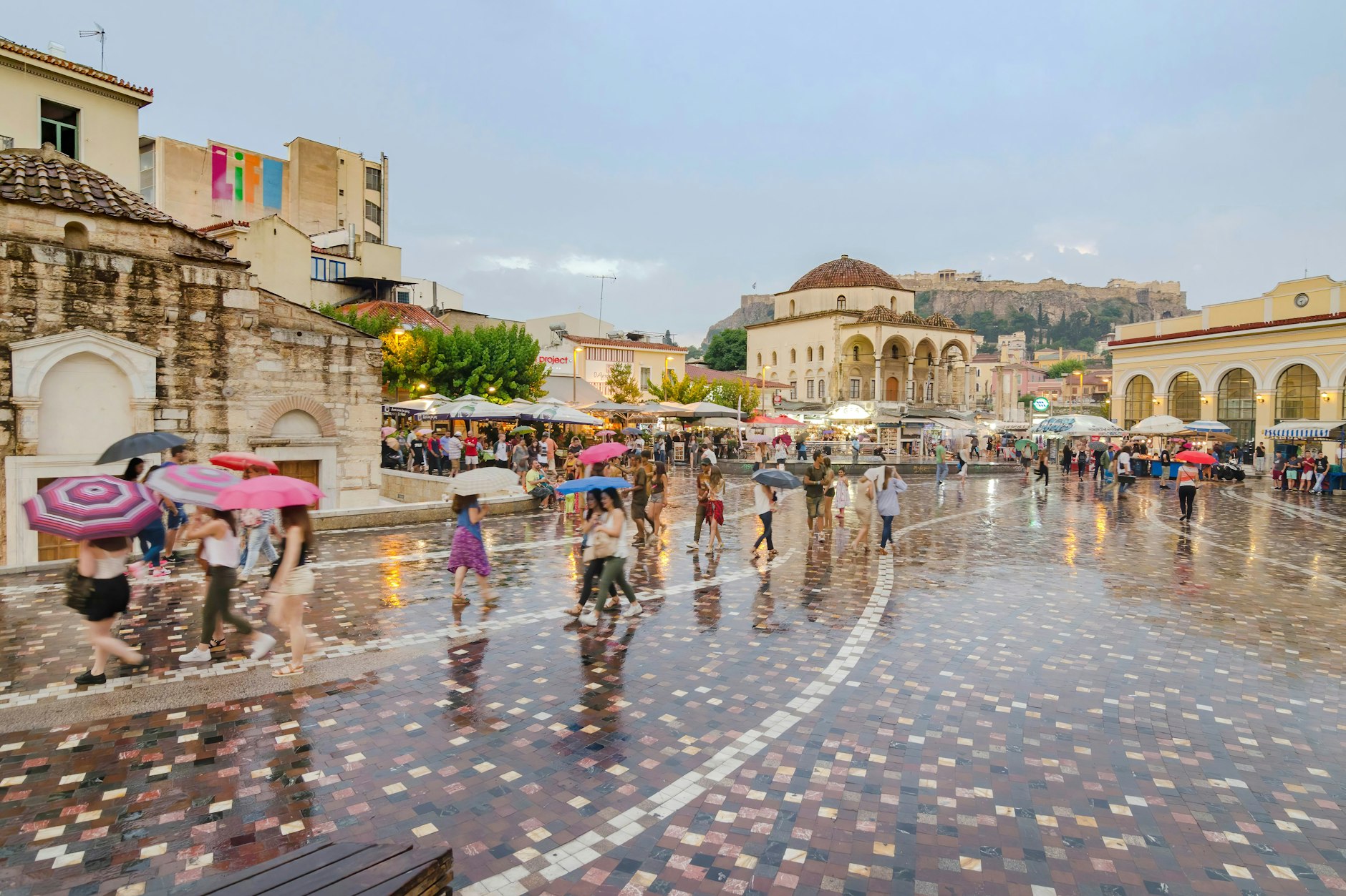 In Griechenland braucht man diese Woche vielerorts den Regenschirm. Hier ein Archivfoto vom Monastiraki-Platz in Athen.