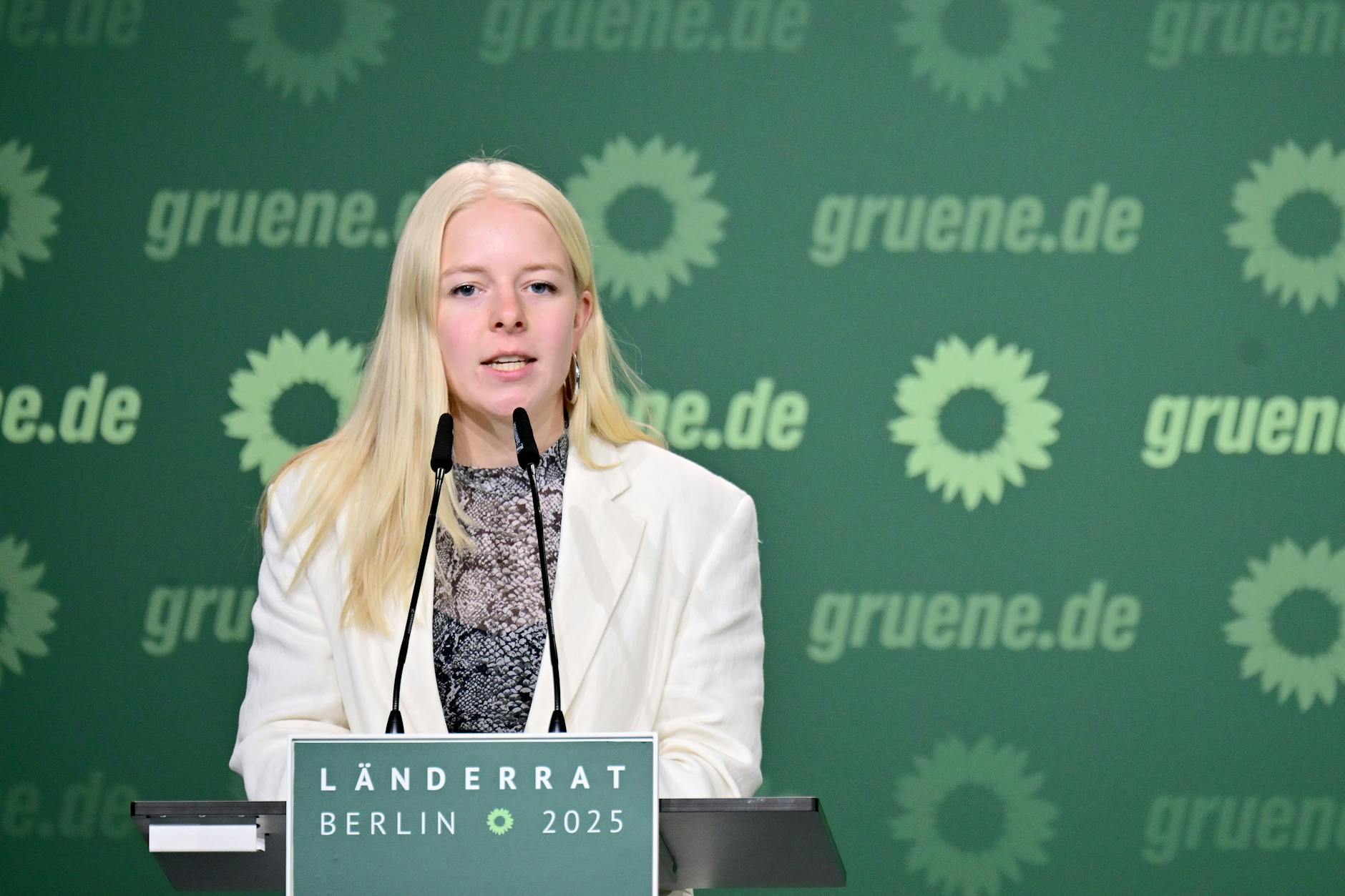 Jette Nietzard, Bundessprecherin der Grünen Jugend, während des kleinen Parteitags im April 2025.