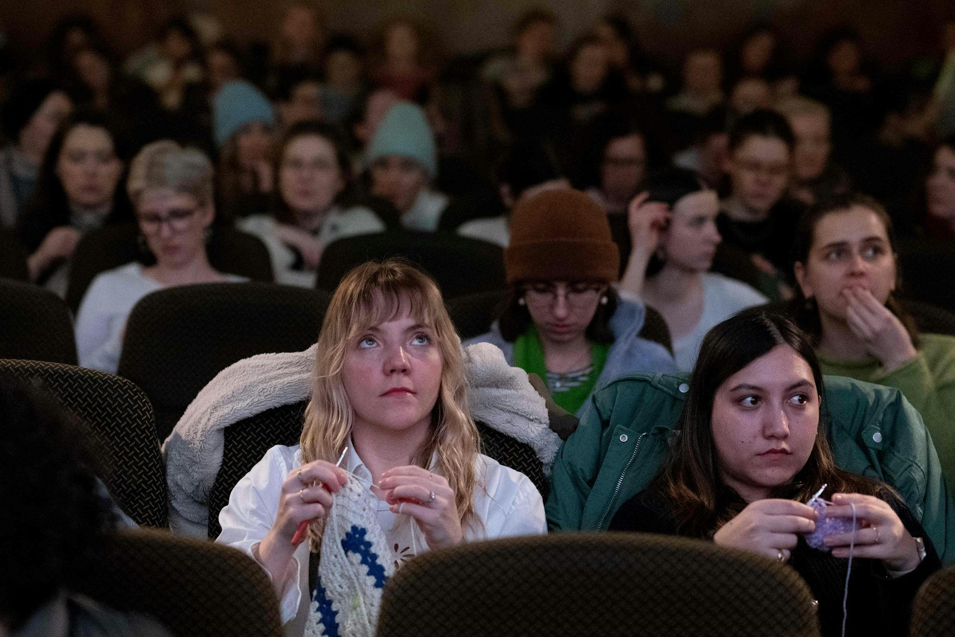 Häkeln oder stricken im Kino wie hier in Wien? Gibt es jetzt auch in Berlin – das Licht im Saal bleibt ein klitzekleines bisschen an.