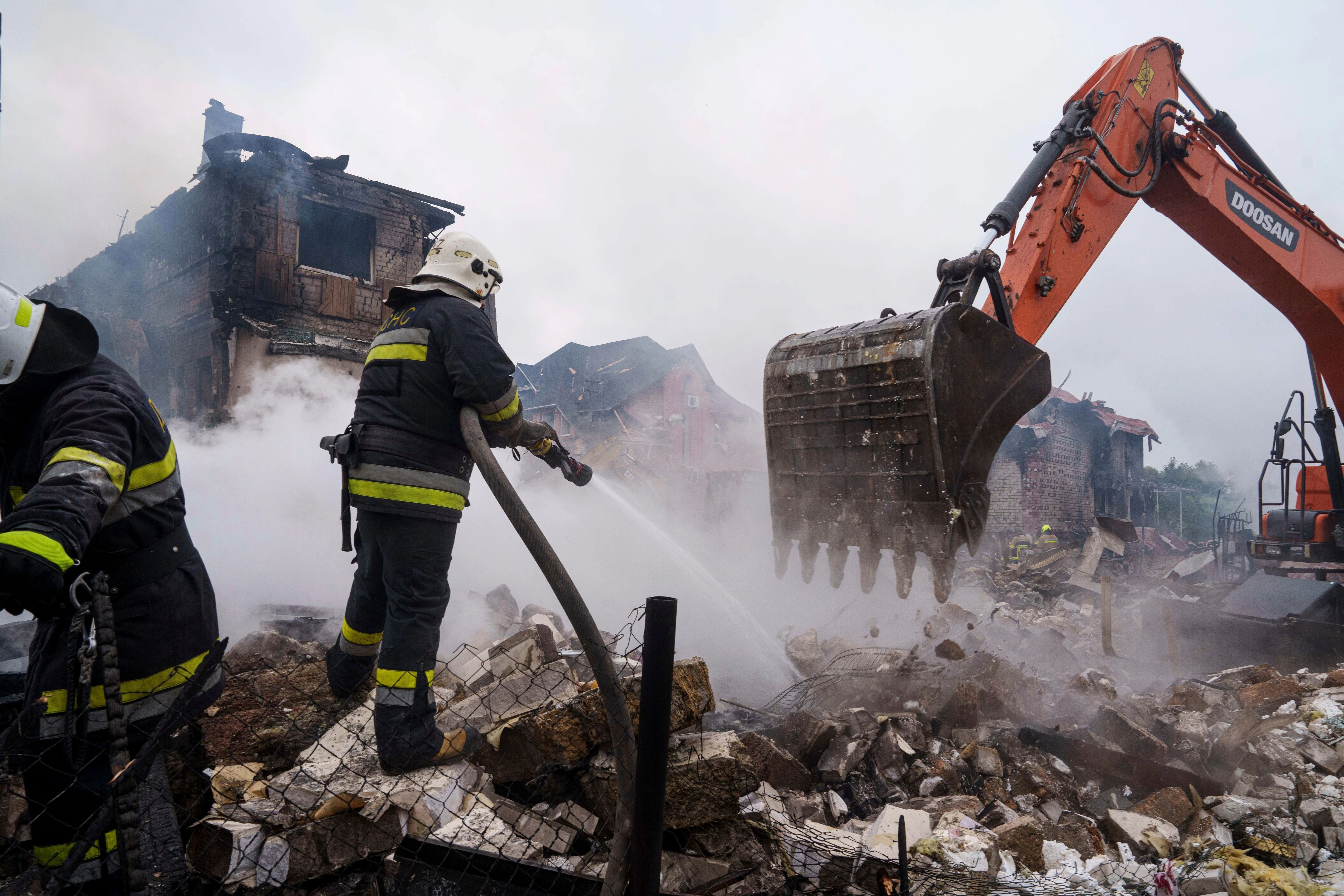 Ukrainische Rettungskräfte löschen das Feuer eines durch einen russischen Angriff zerstörten Hauses im Dorf Markhaliwka in der Region um Kiew.