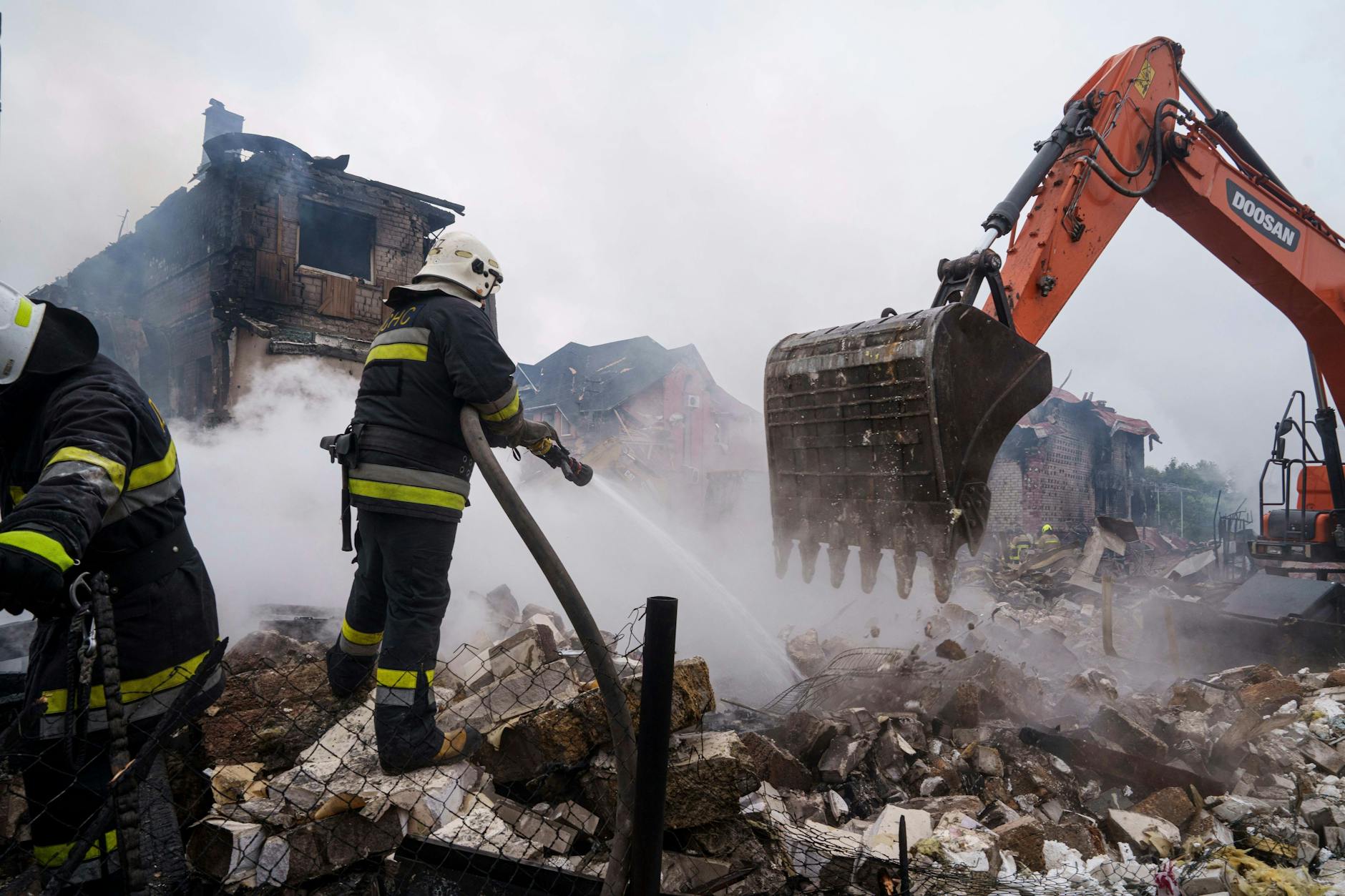 Ukrainische Rettungskräfte löschen das Feuer eines durch einen russischen Angriff zerstörten Hauses im Dorf Markhaliwka in der Region um Kiew.