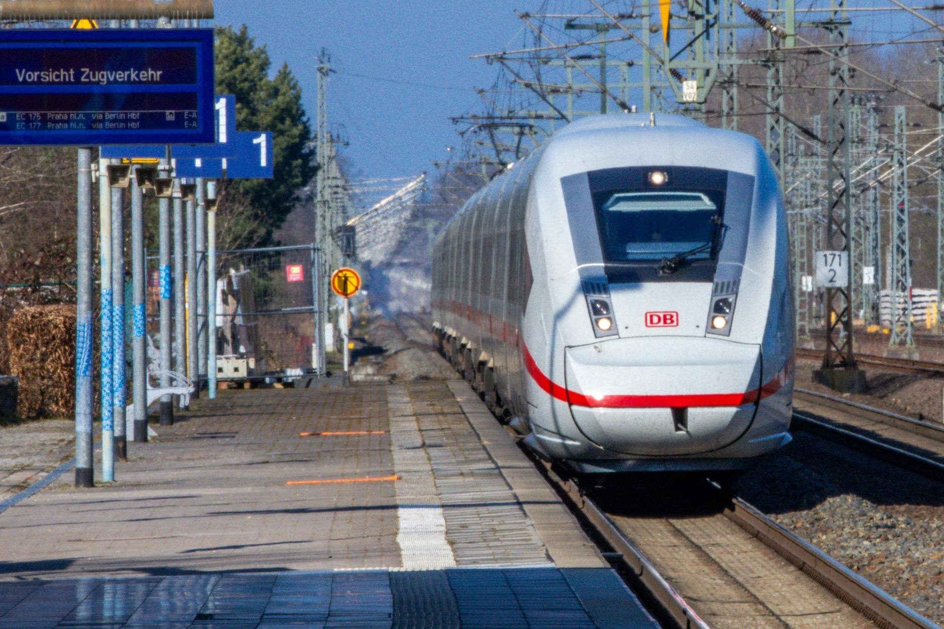 Zwischen den größten Städten Deutschlands unterwegs. Auf der Fahrt von Berlin nach Hamburg passiert ein Intercityexpress (ICE) einen Bahnhof. Ab August führt die Fahrt über Stendal–Uelzen.