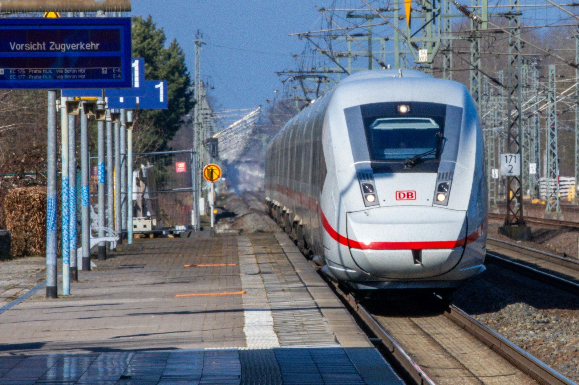 Zwischen den größten Städten Deutschlands unterwegs. Auf der Fahrt von Berlin nach Hamburg passiert ein Intercityexpress (ICE) einen Bahnhof. Ab August führt die Fahrt über Stendal–Uelzen.