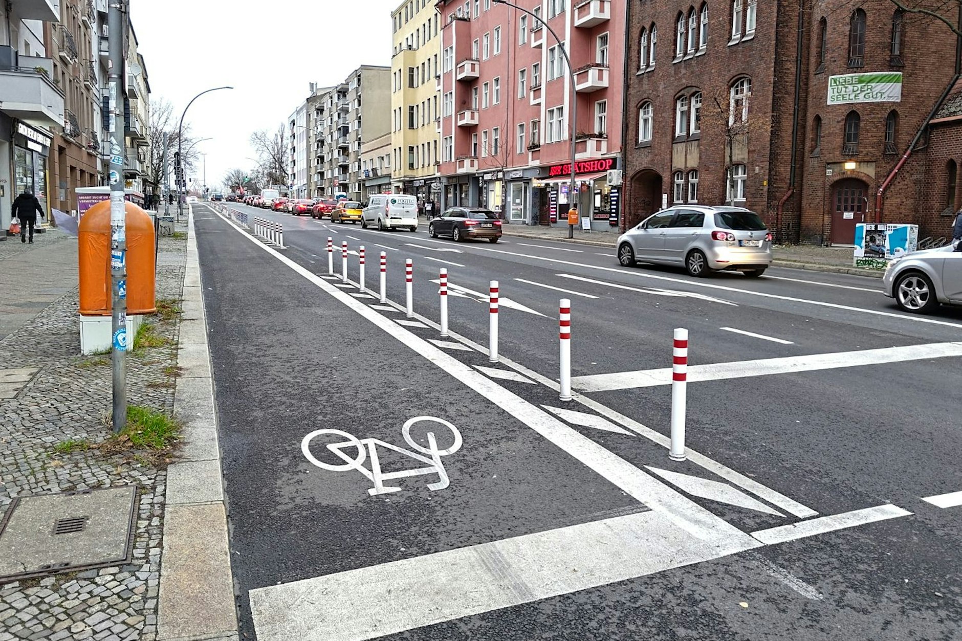 Radfahrer können ab Mittwoch auf einem geschützten Radstreifen an der Beusselstraße im Bezirk Mitte fahren.