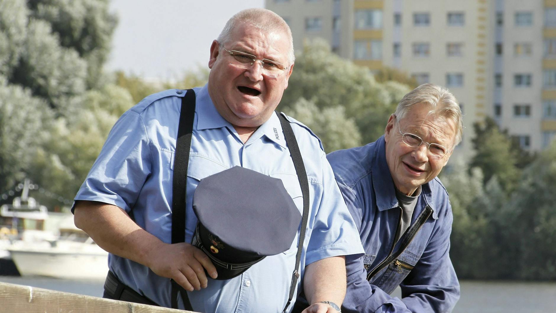 Horst Krause und Günter Junghans am Set von „Polizeiruf 110“. Junghans spielte im Hörspiel „Das Katzenhaus“ aus der DDR den Baron von Hahn.