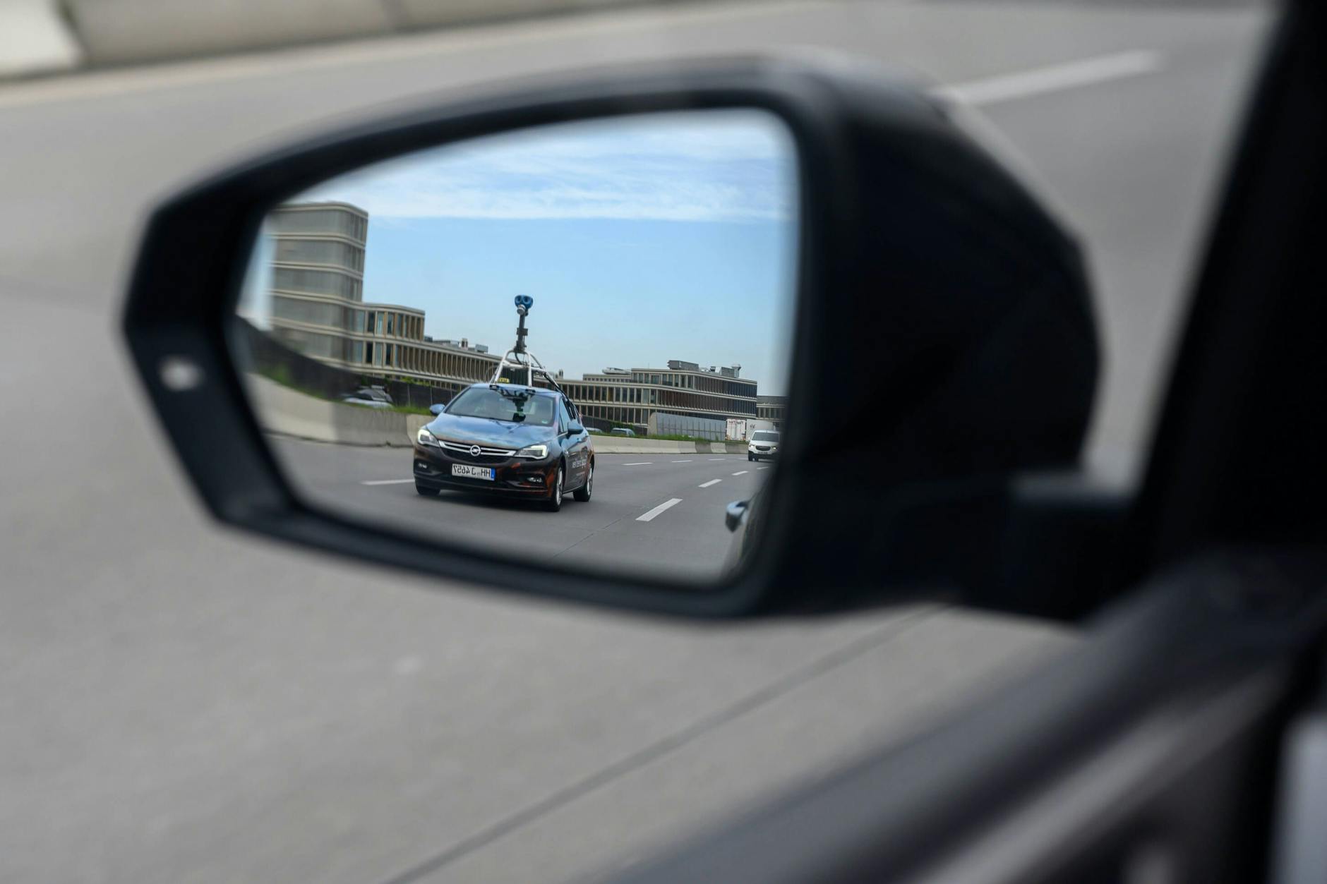 In den kommenden Wochen werden Kameraautos in Berlin unterwegs sein, um die gesamte Stadt neu zu vermessen. Wozu das dient? Wir verraten es im Artikel.