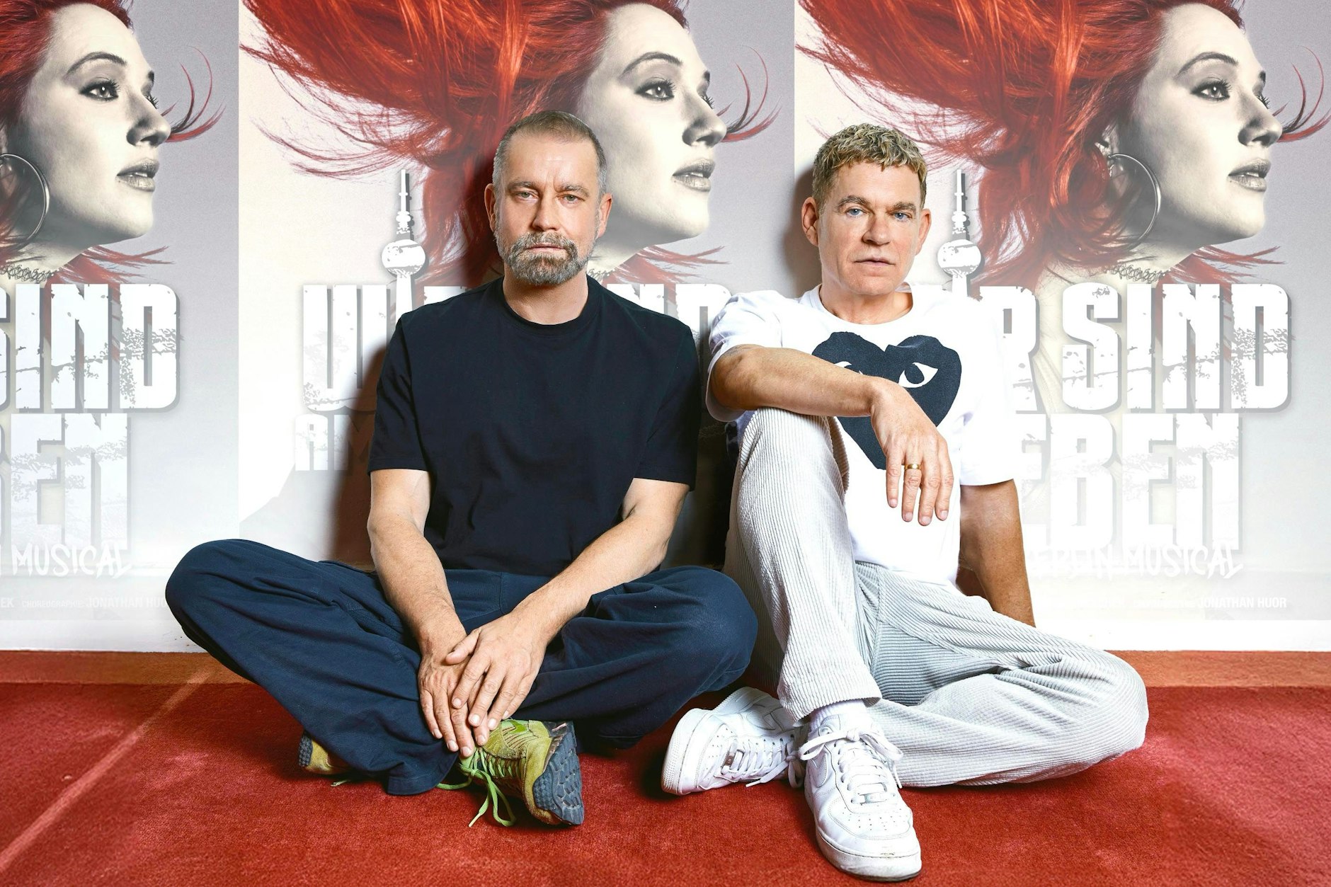 Ulf Leo Sommer (l.) und Peter Plate vor dem Poster ihres nächsten Musicals: „Wir sind am Leben“
