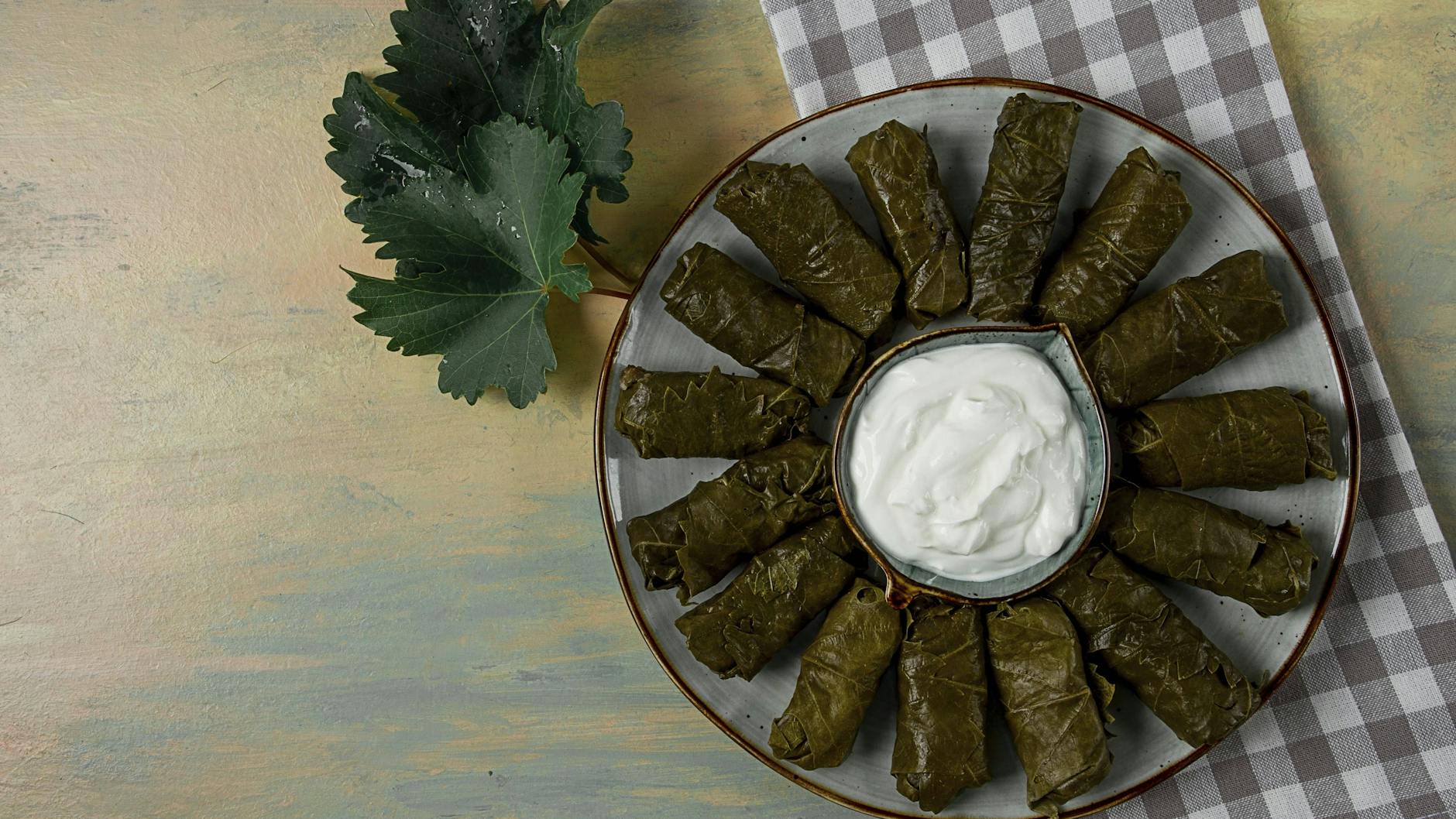 Perfekt zu gefüllten Weinblättern aus dem Backofen passt Joghurt.
