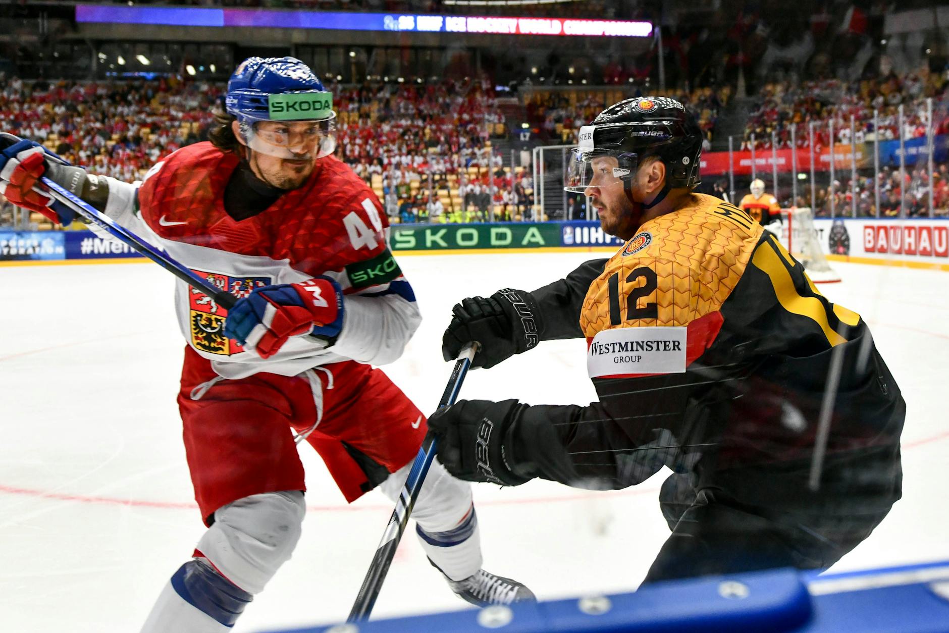 Eisbären-Verteidiger Eric Mik (r.) hat bei der WM mehr zu tun, als ihm lieb ist, auch mit Tschechen-Star Matej Stransky.