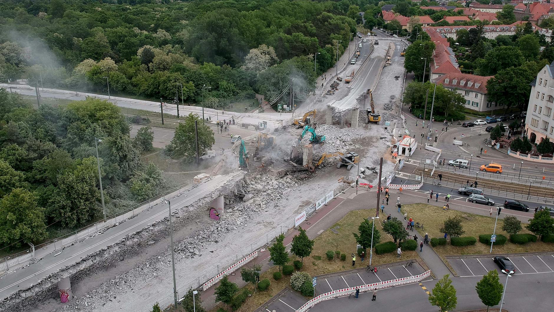Der Abriss der wichtigen Wuhlheide-Brücke aus der Vogelperspektive.