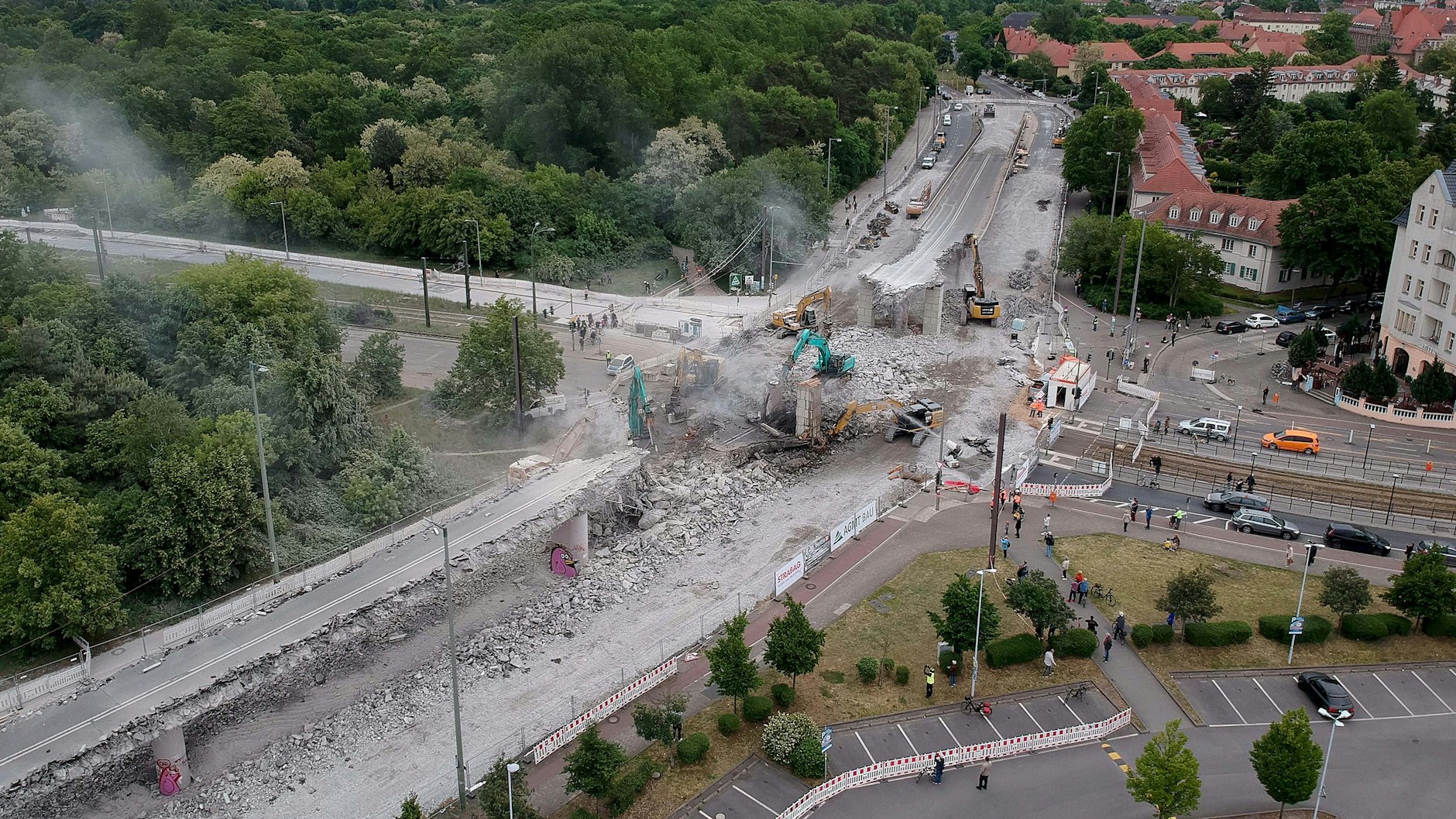 Der Abriss der wichtigen Wuhlheide-Brücke aus der Vogelperspektive.