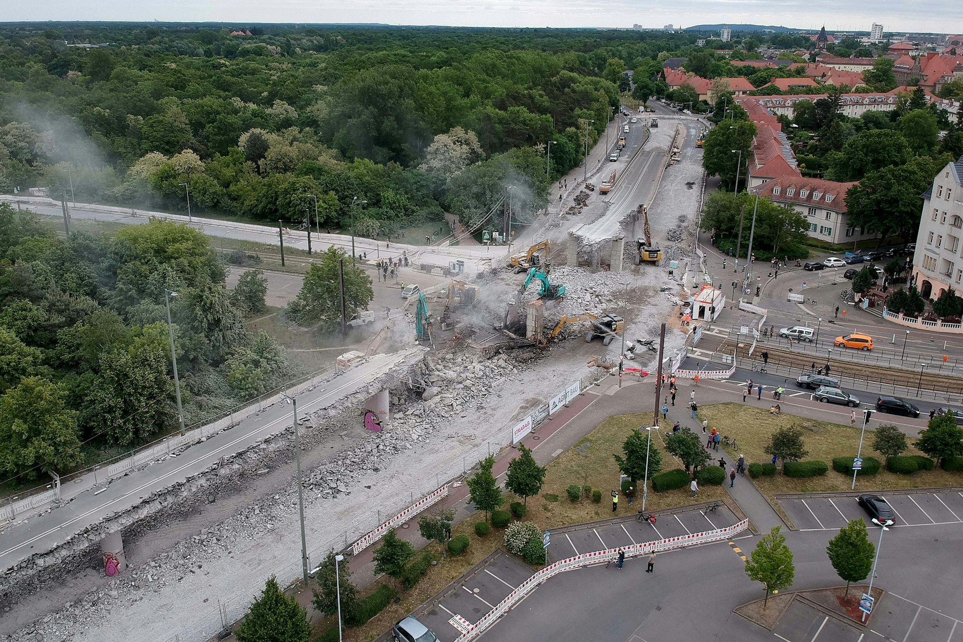 Bagger reißen die marode Wuhlheide-Brücke ab. Inzwischen rollen schon wieder die Straßenbahnen.