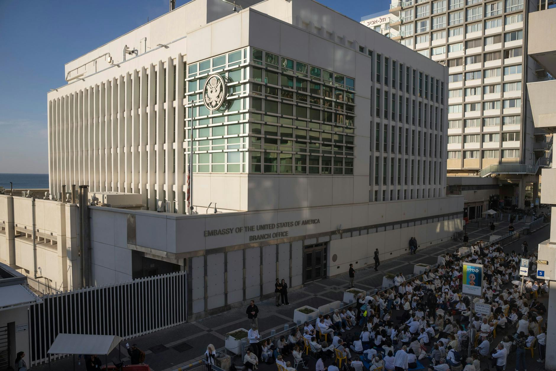 Die Außenstelle der US-Botschaft in Tel Aviv während eines Protestes gegen die Regierung von Ministerpräsident Netanjahu.